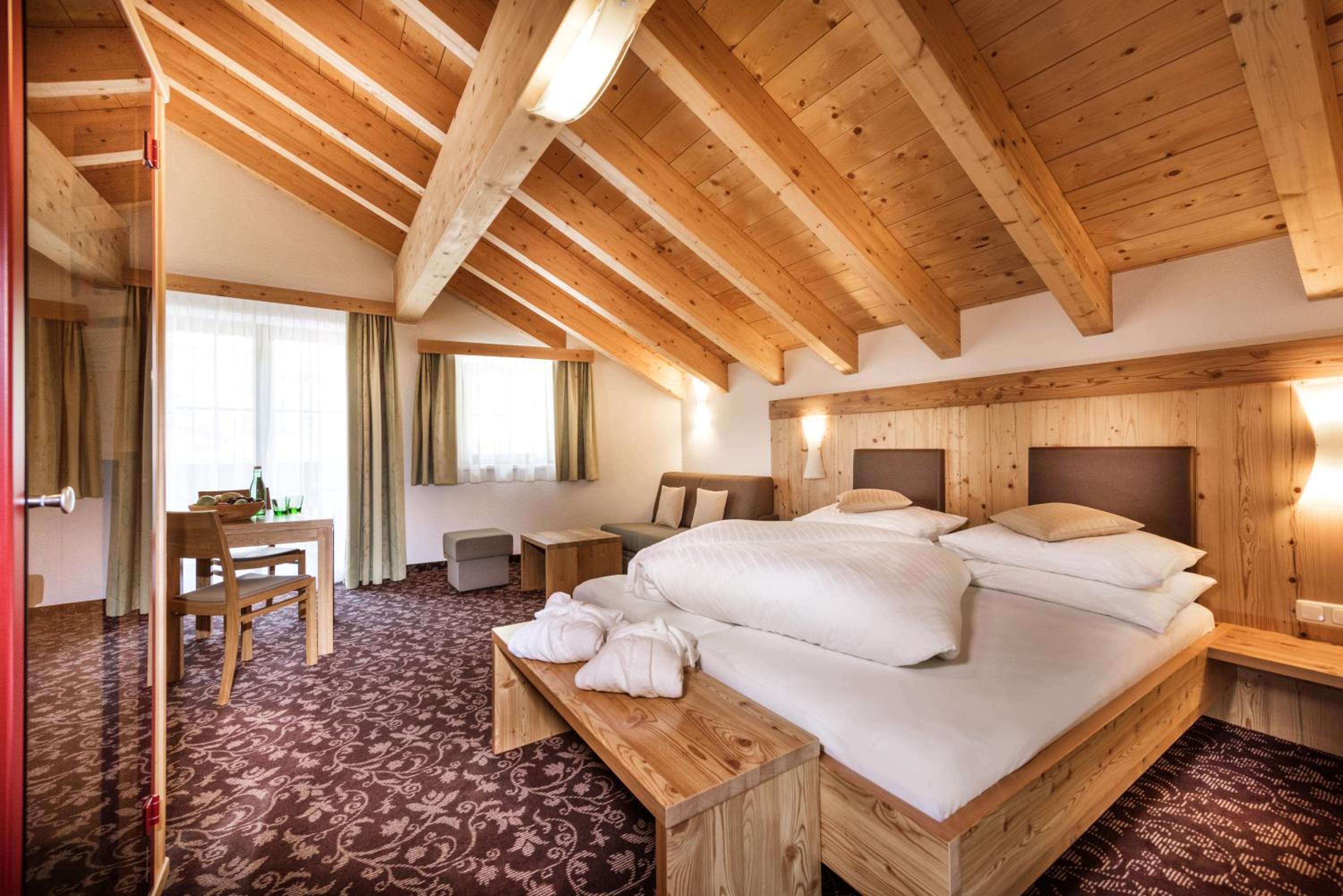 Junior Suite with Balcony - Photo 4