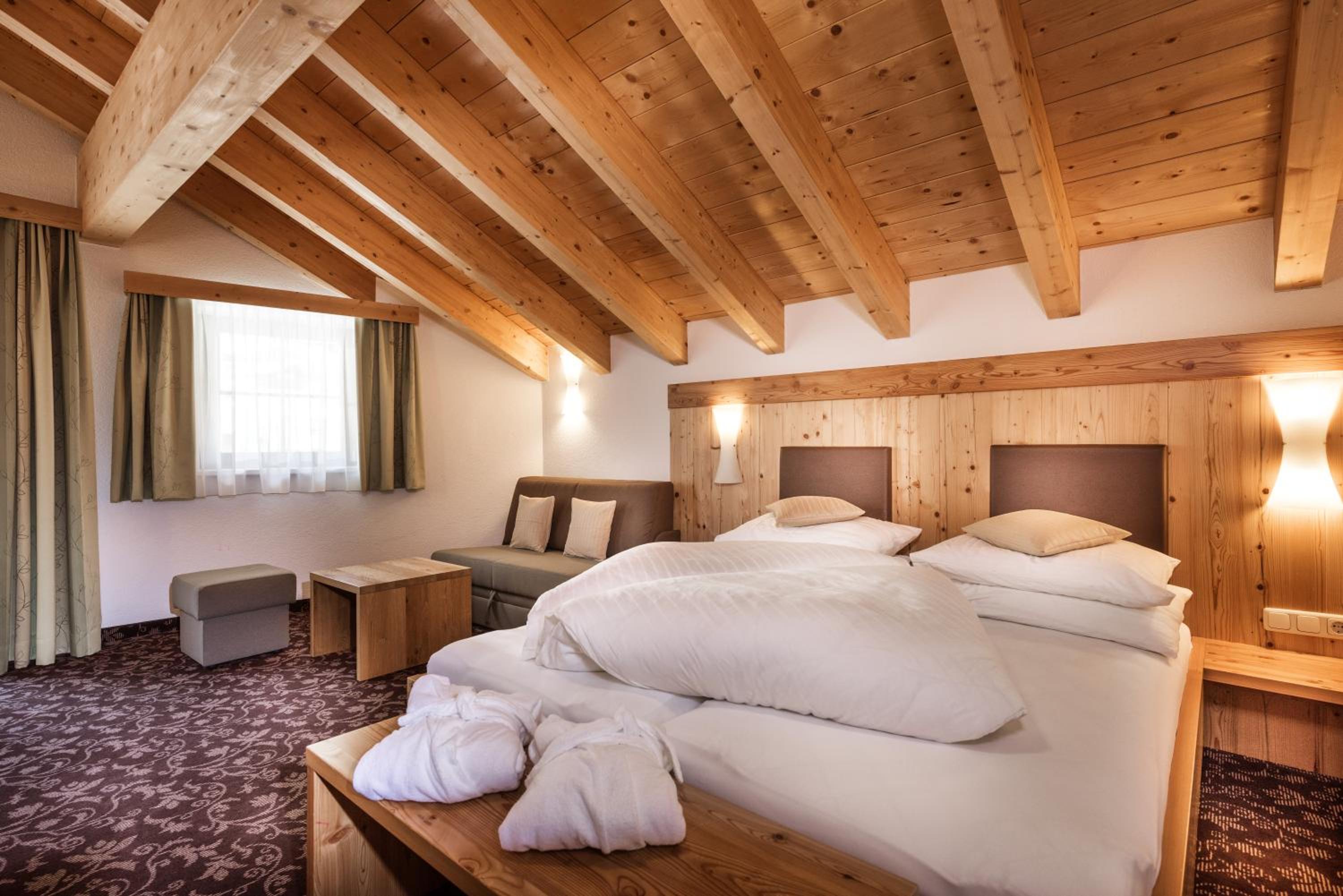 Junior Suite with Balcony - Photo 3