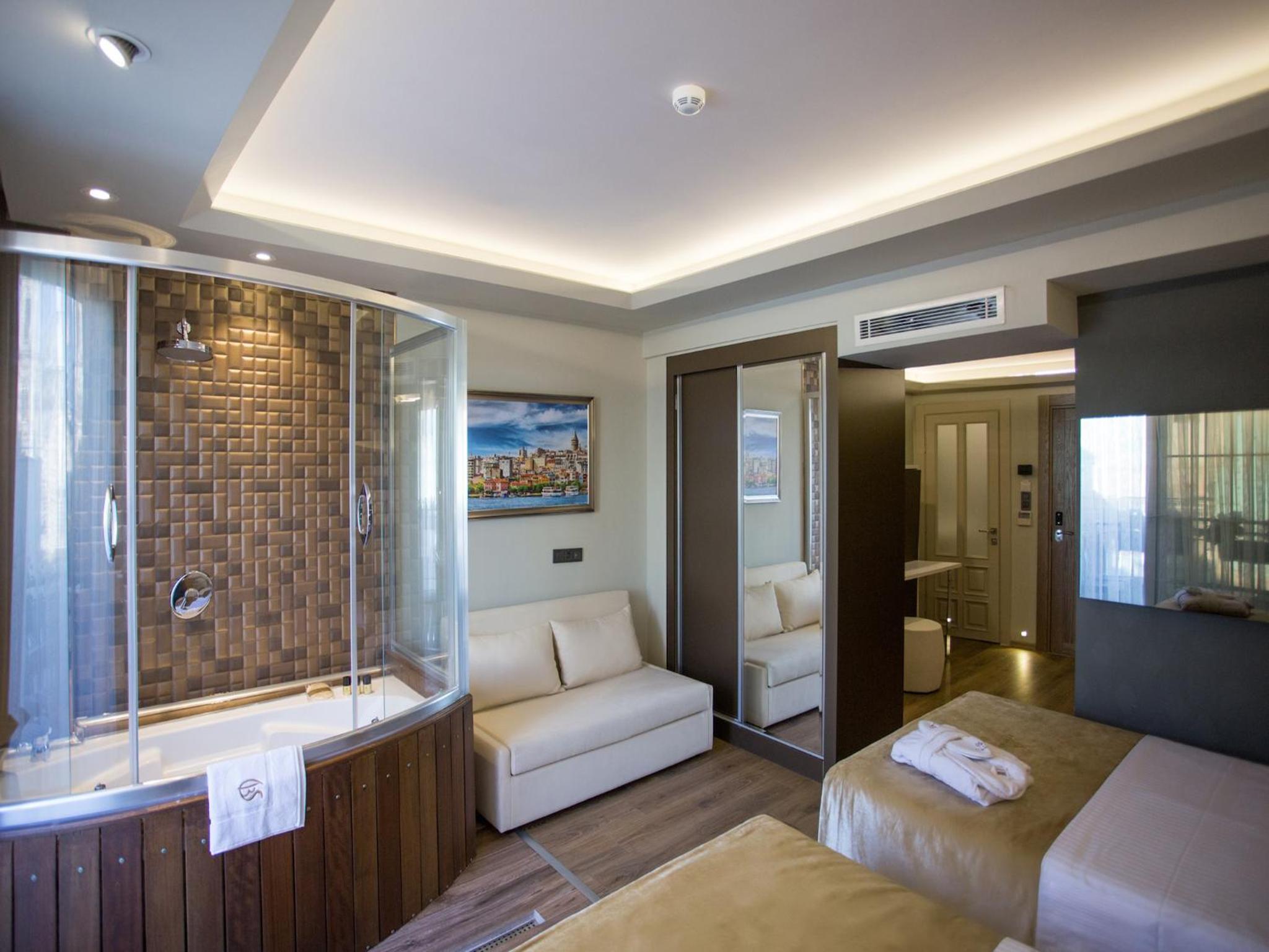 Deluxe Family Suite photo 1