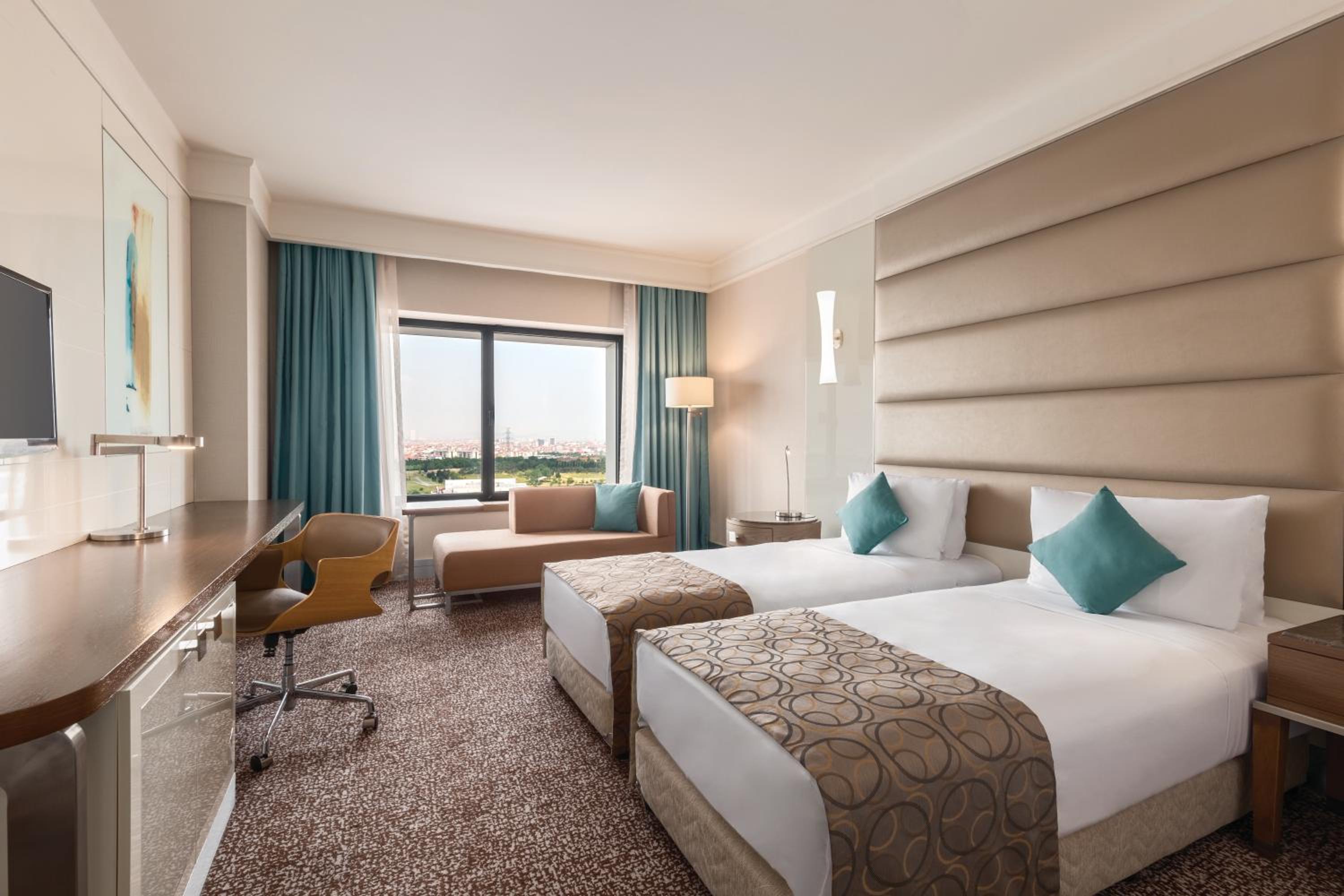 Deluxe Twin Room with City View - Non-Smoking photo 1