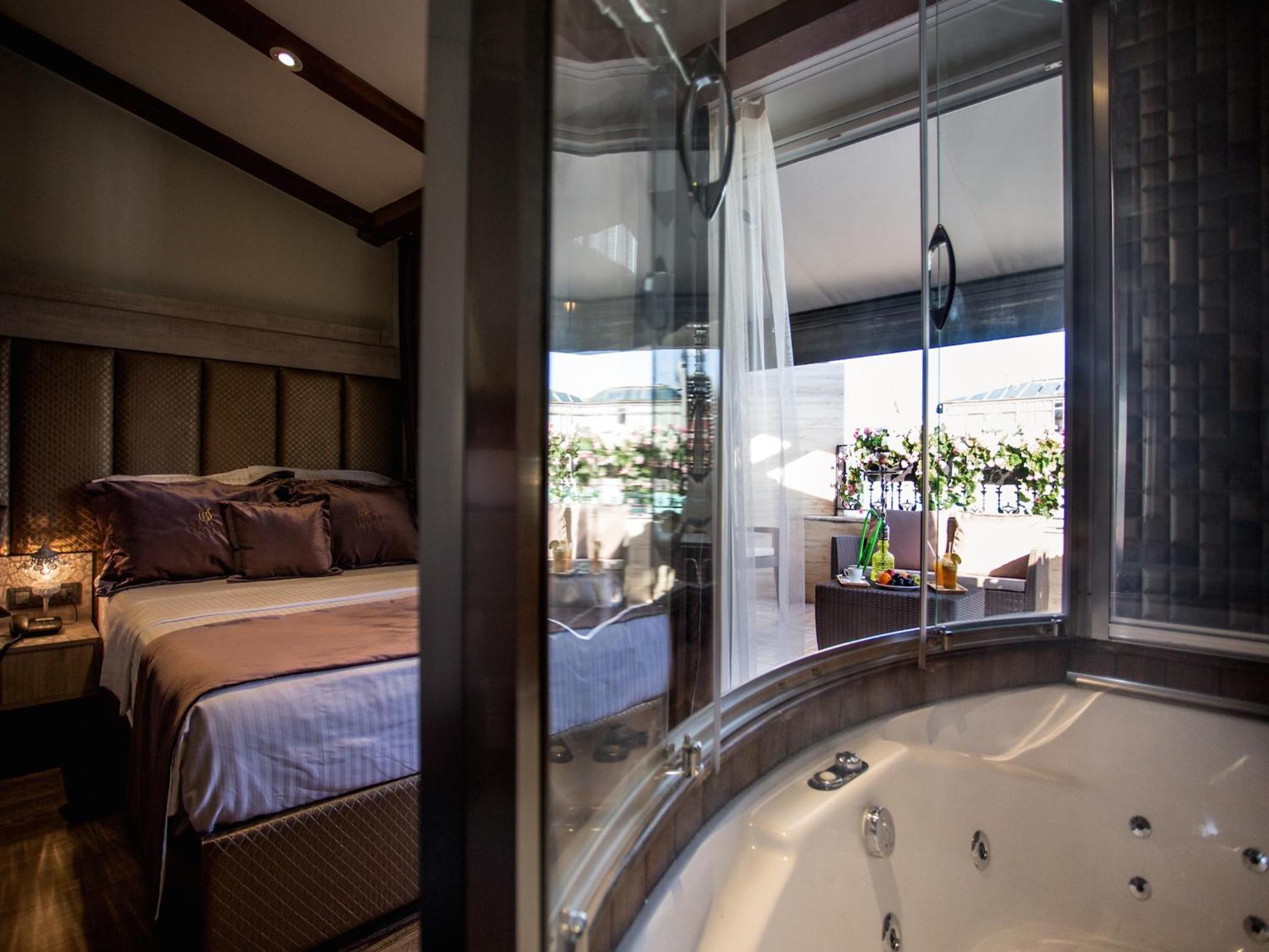 Prestige Suite with Terrace and Jacuzzi photo 3