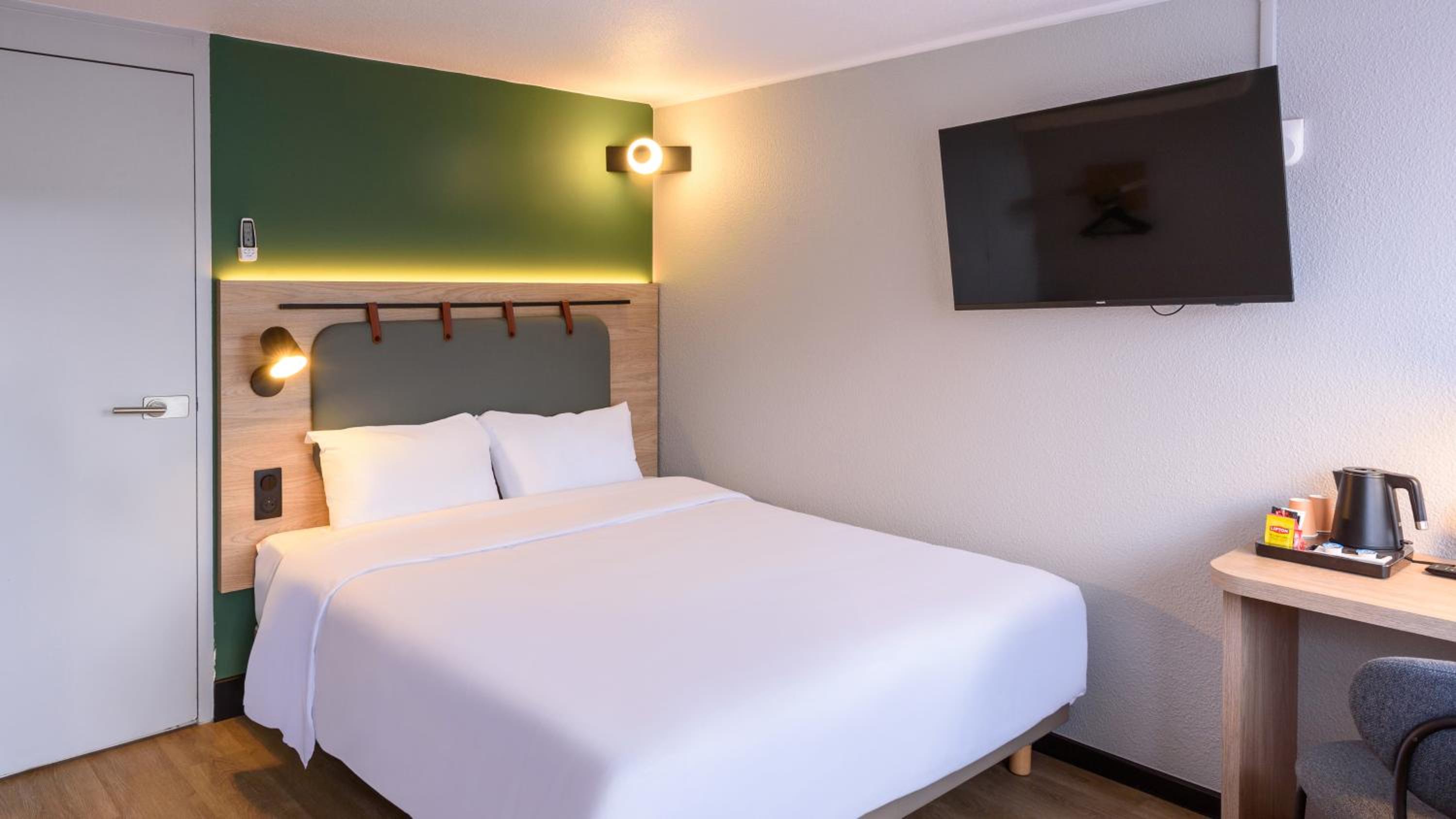 Standard Room - 1 Queen Bed - Photo 3