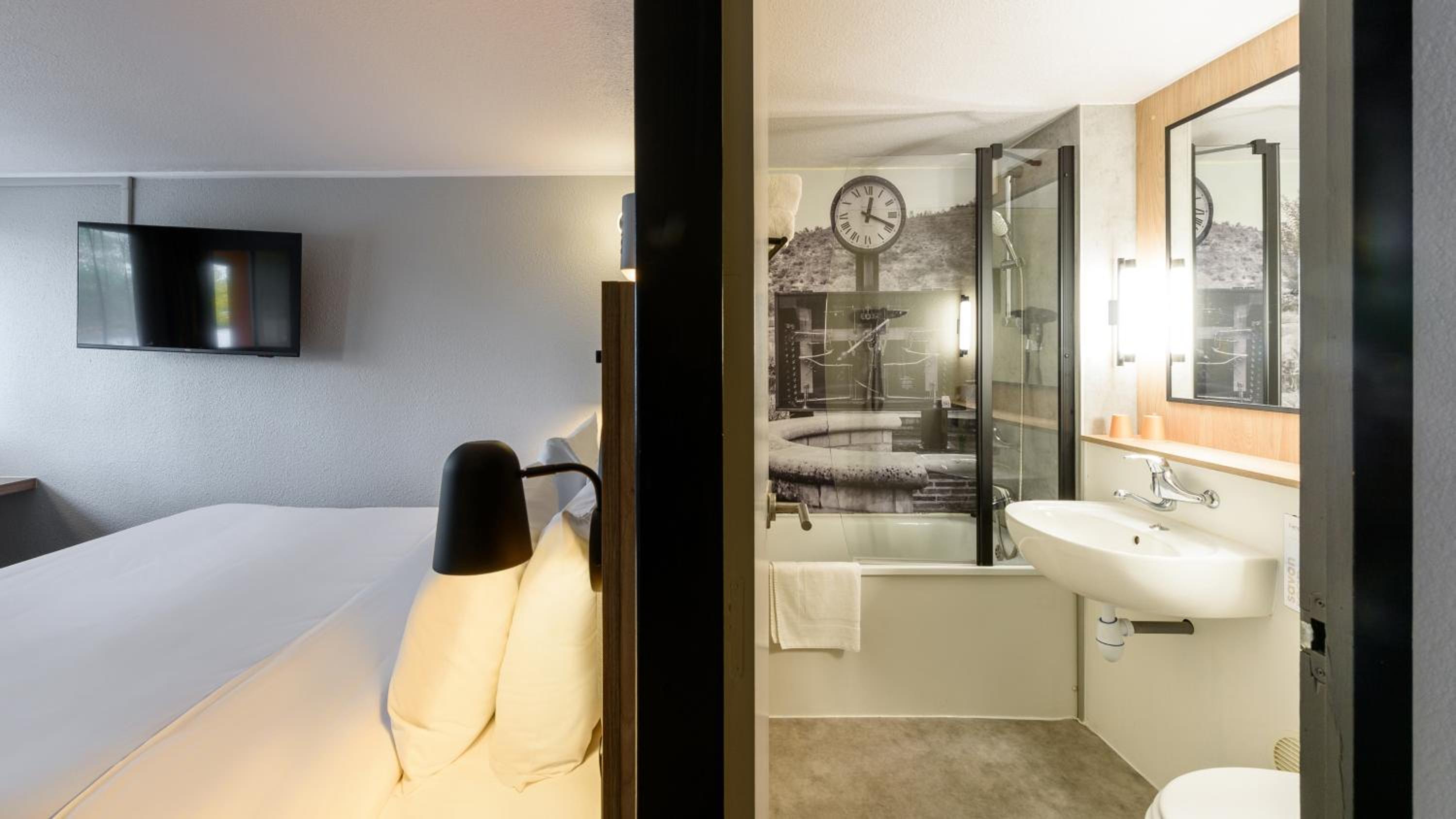 Standard Room - 1 Queen Bed - Photo 6