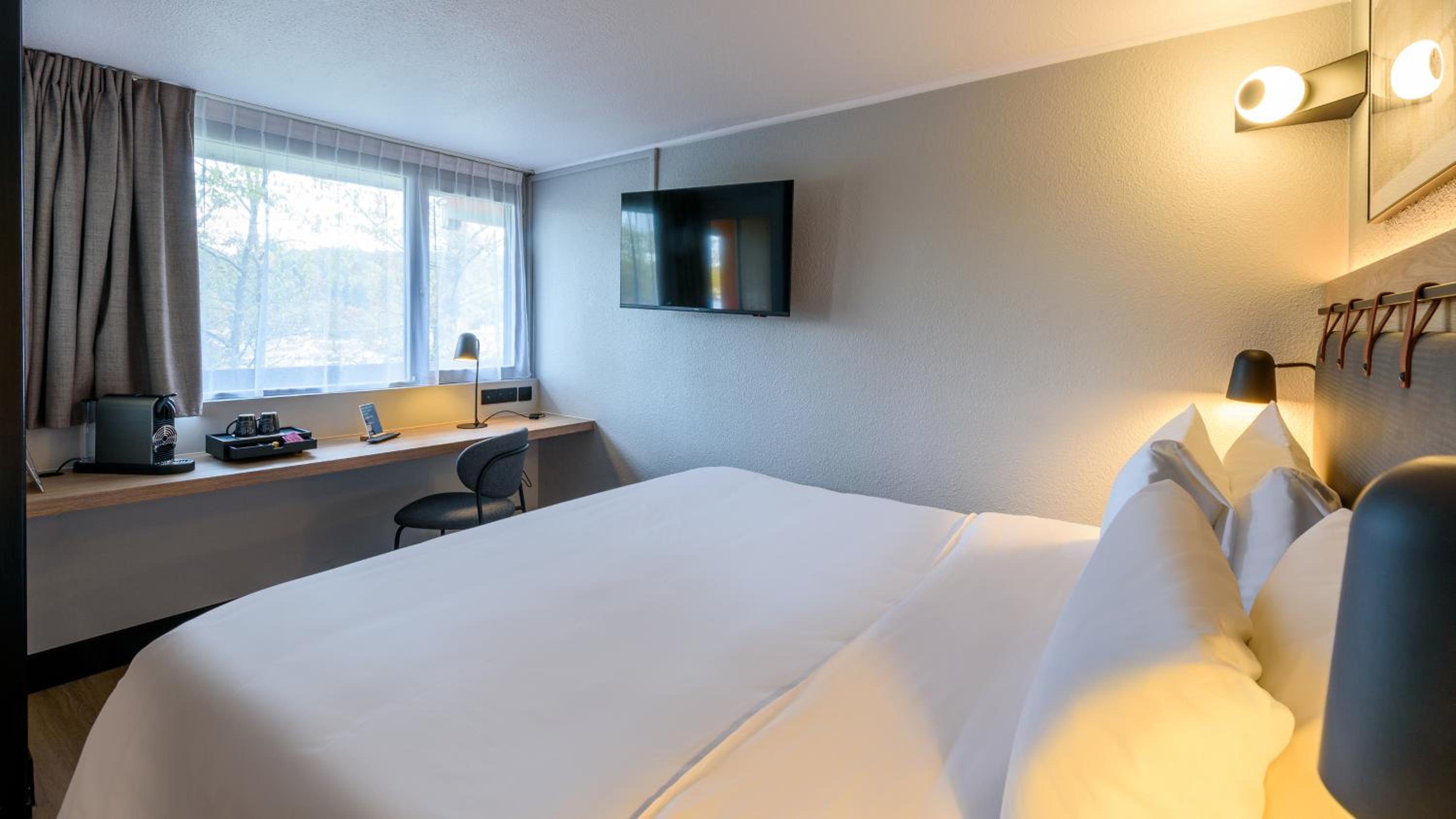 Superior Room - 1 King Bed - Photo 8
