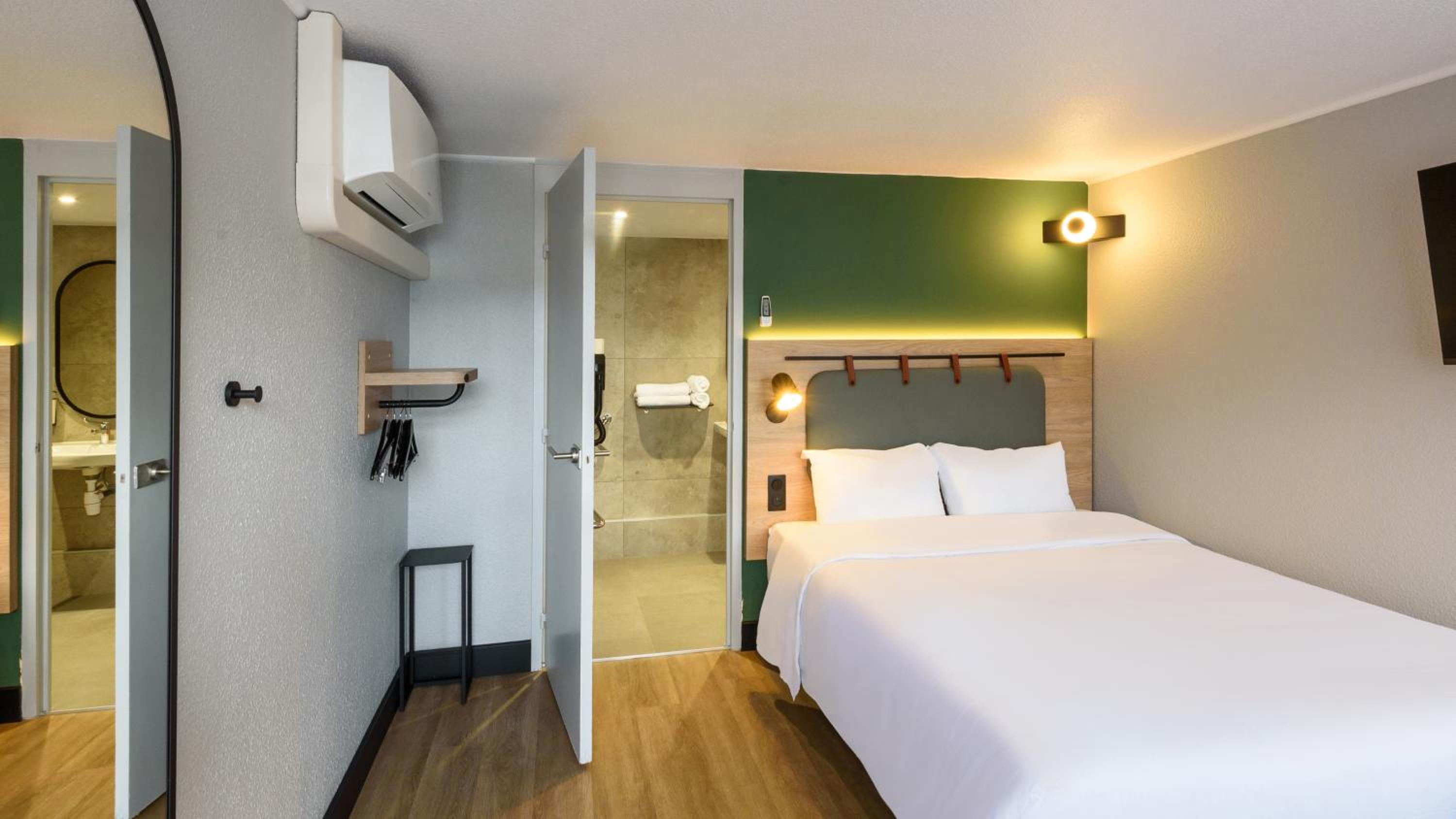 Standard Room - 1 Queen Bed - Photo 7