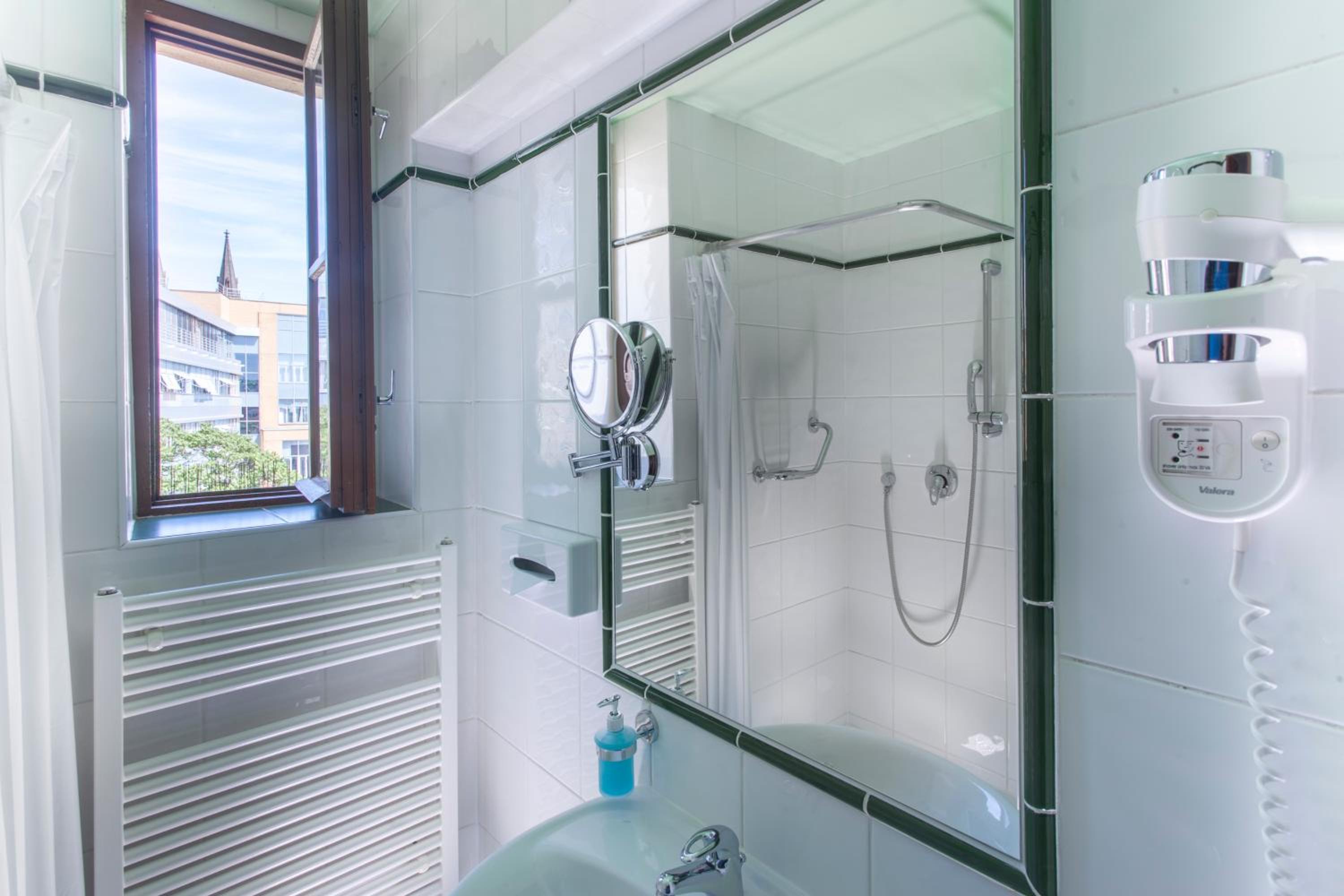 Double or Twin Room - Photo 2