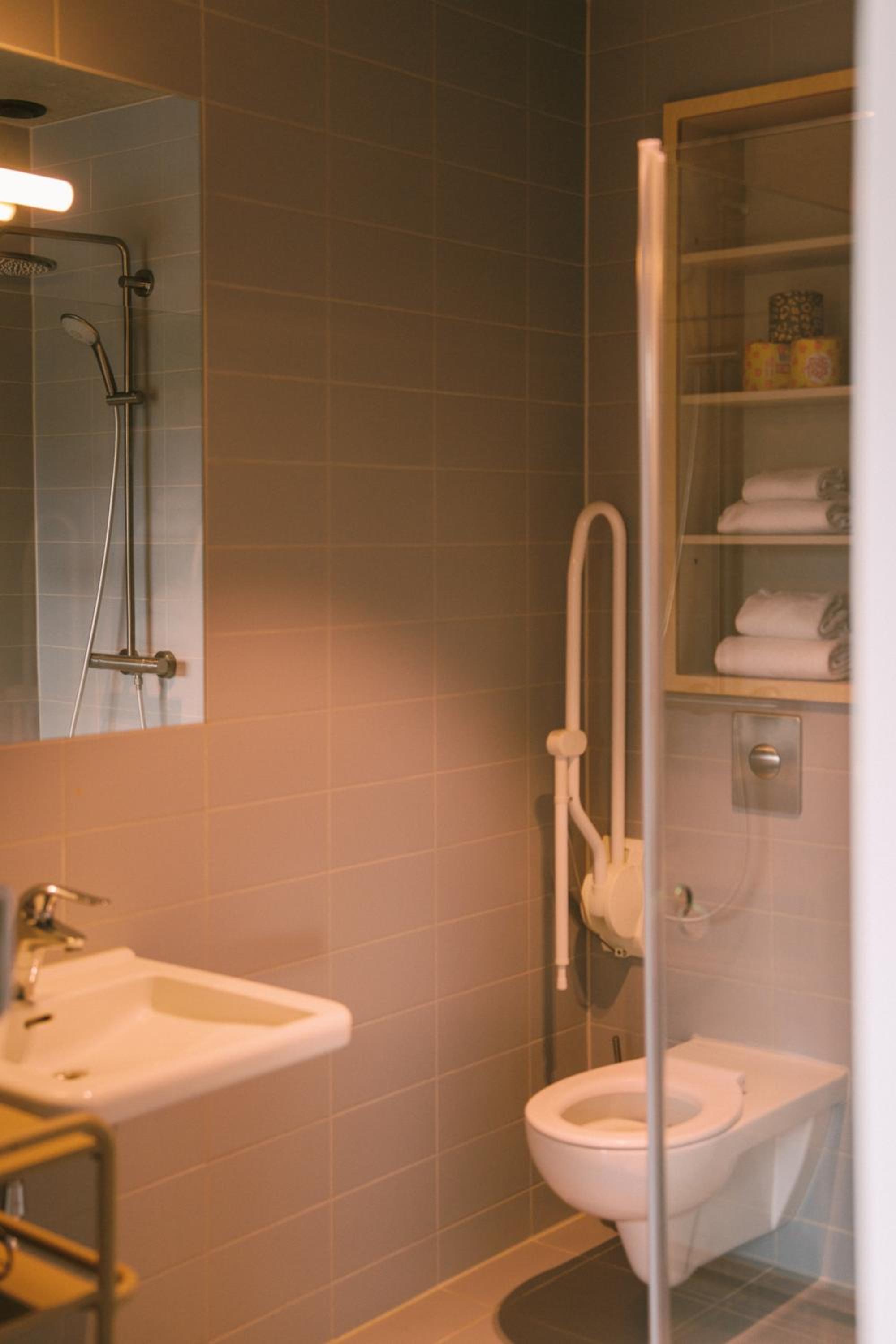 Queen Room - Disability Access photo 1