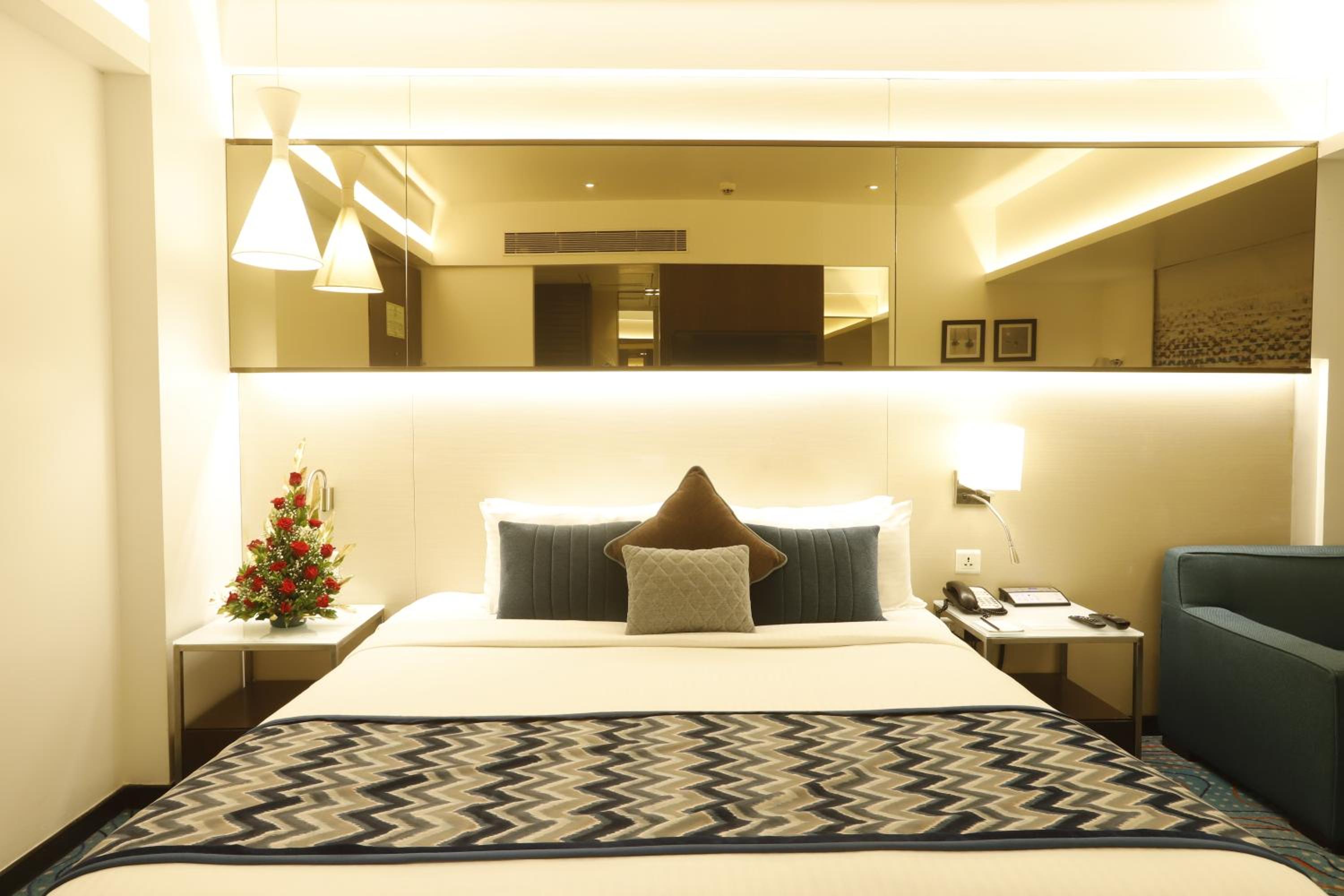 Club Room with Queen Bed photo 2