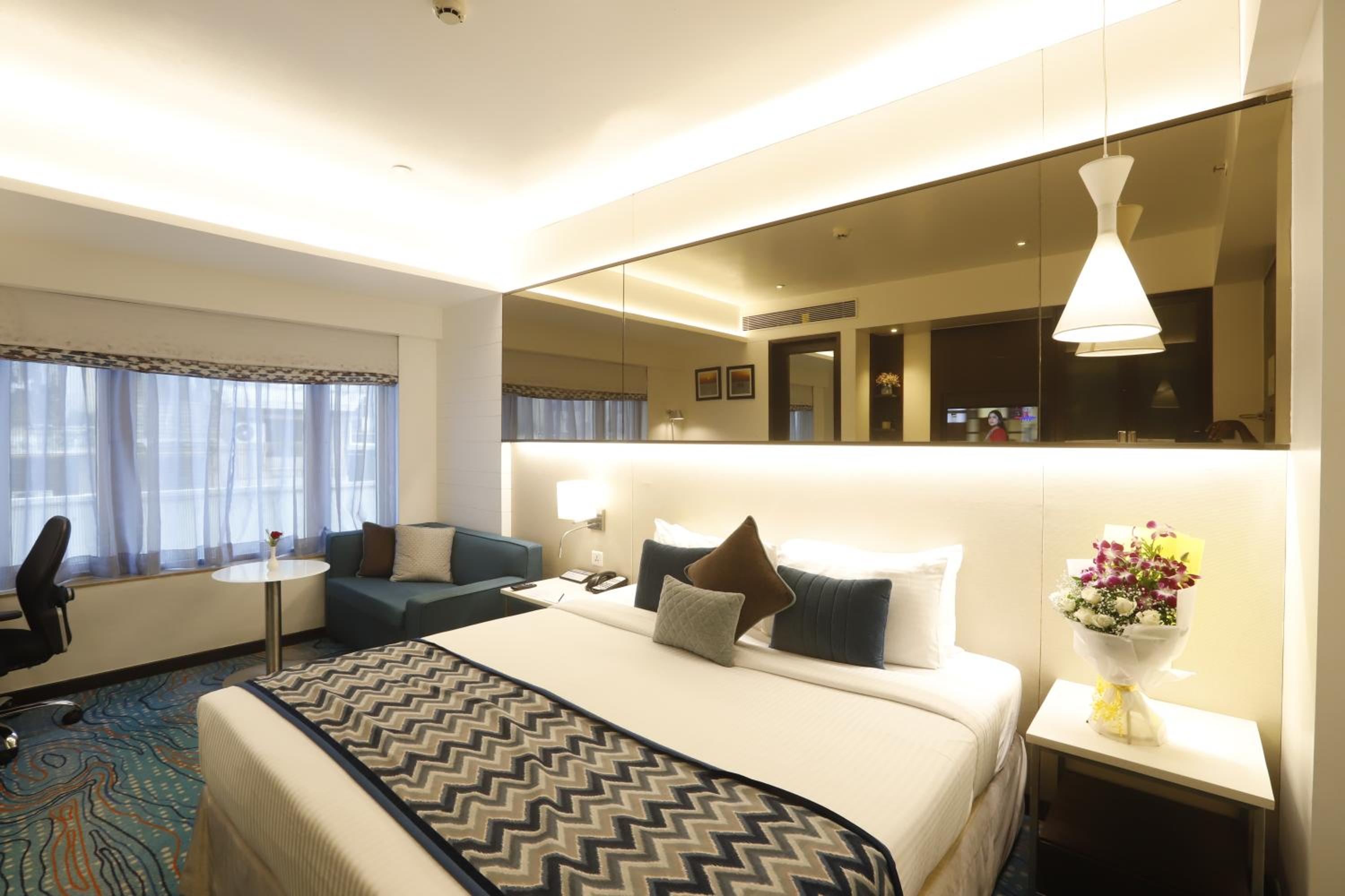 Club Room with Queen Bed photo 1