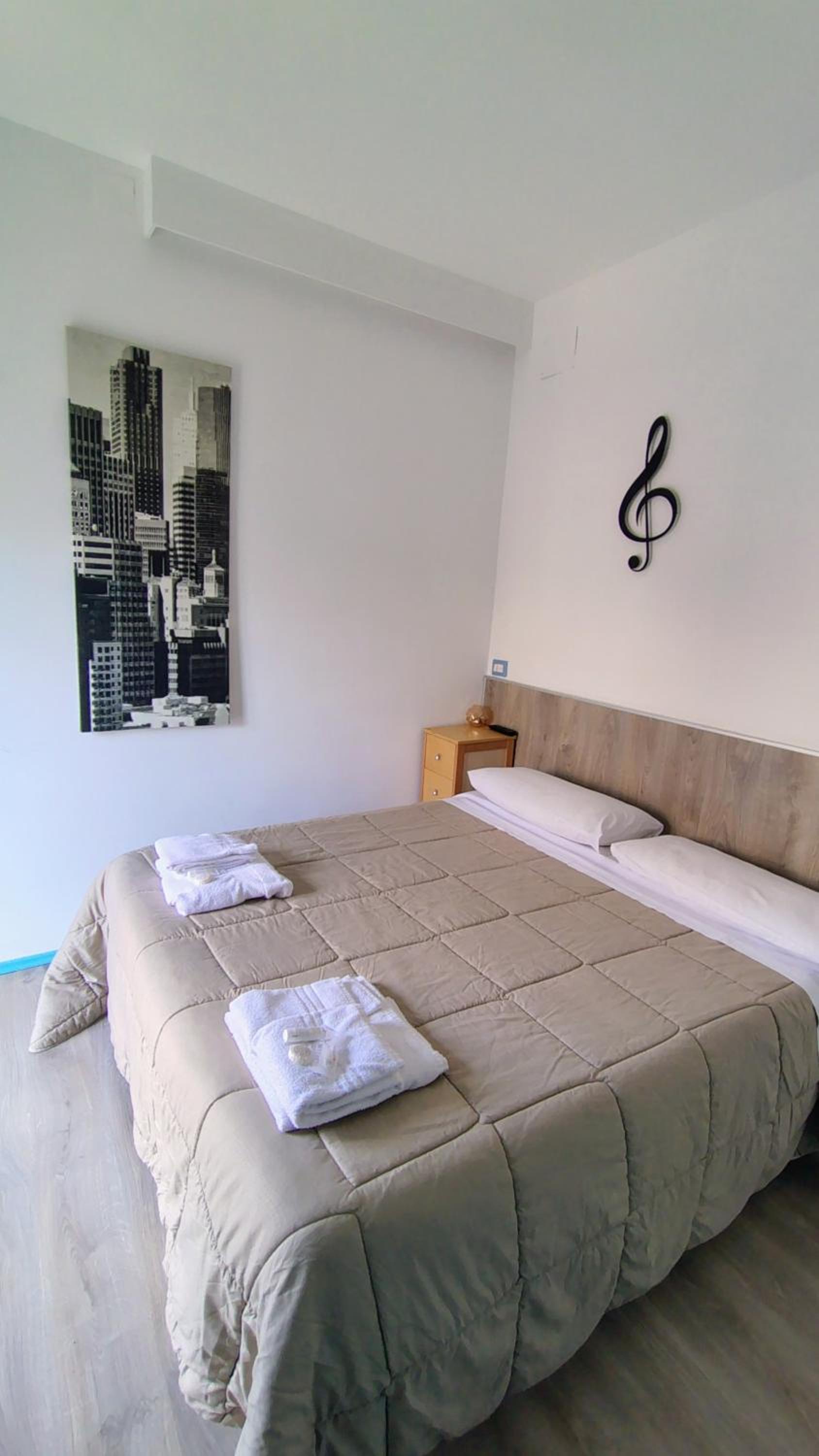 Large Double Room - Photo 2