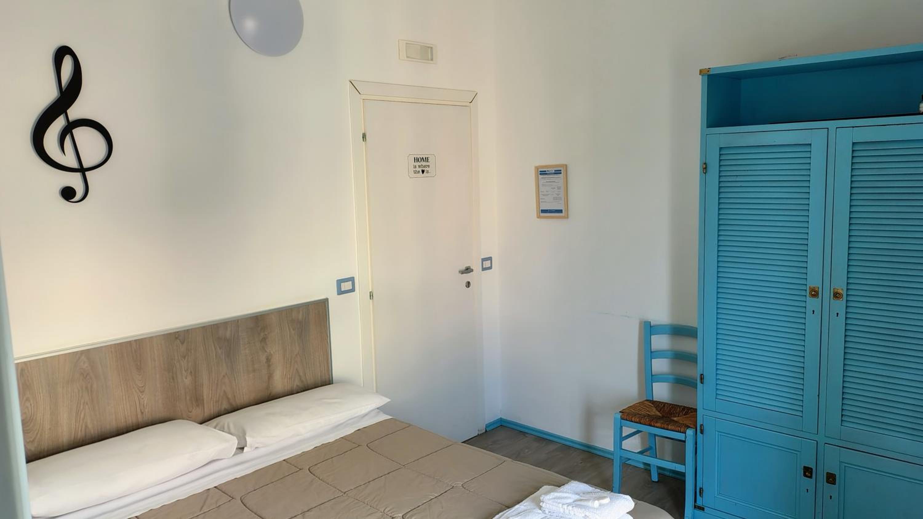 Large Double Room - Photo 3