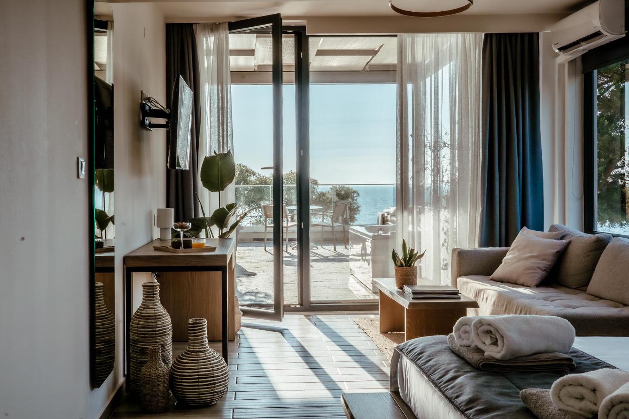 Elegant Suite with Sea View and Hot tub photo 2