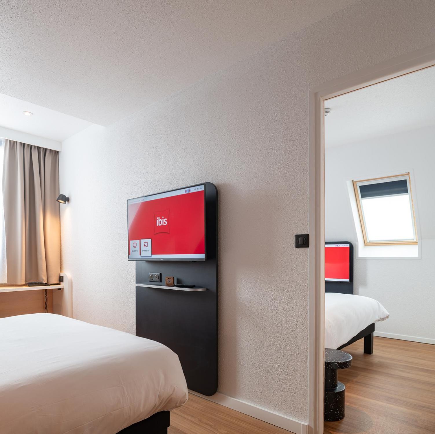 Room with One Double and Two Twin Beds - Photo 8