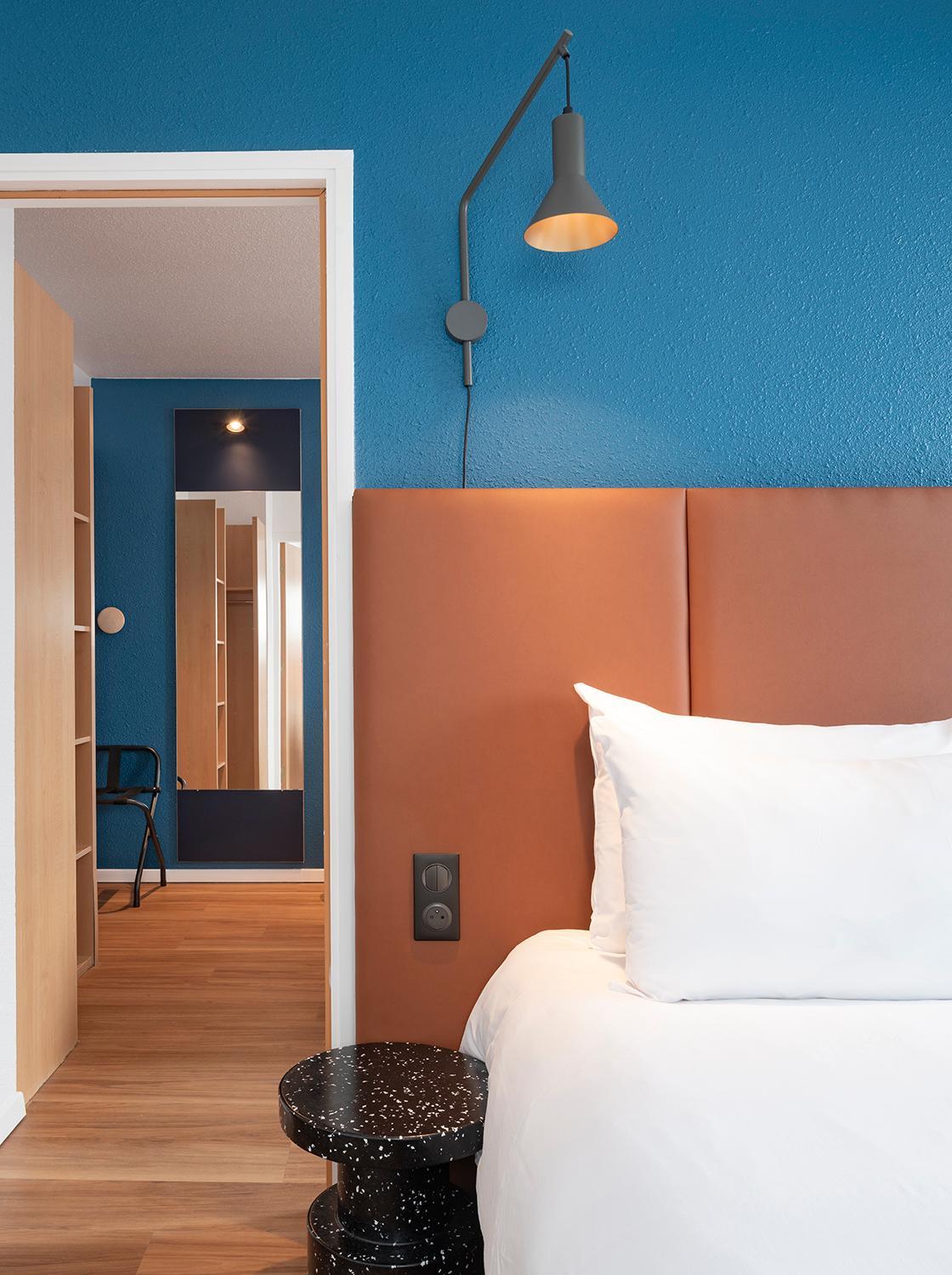 Room with One Double and Two Twin Beds - Photo 9