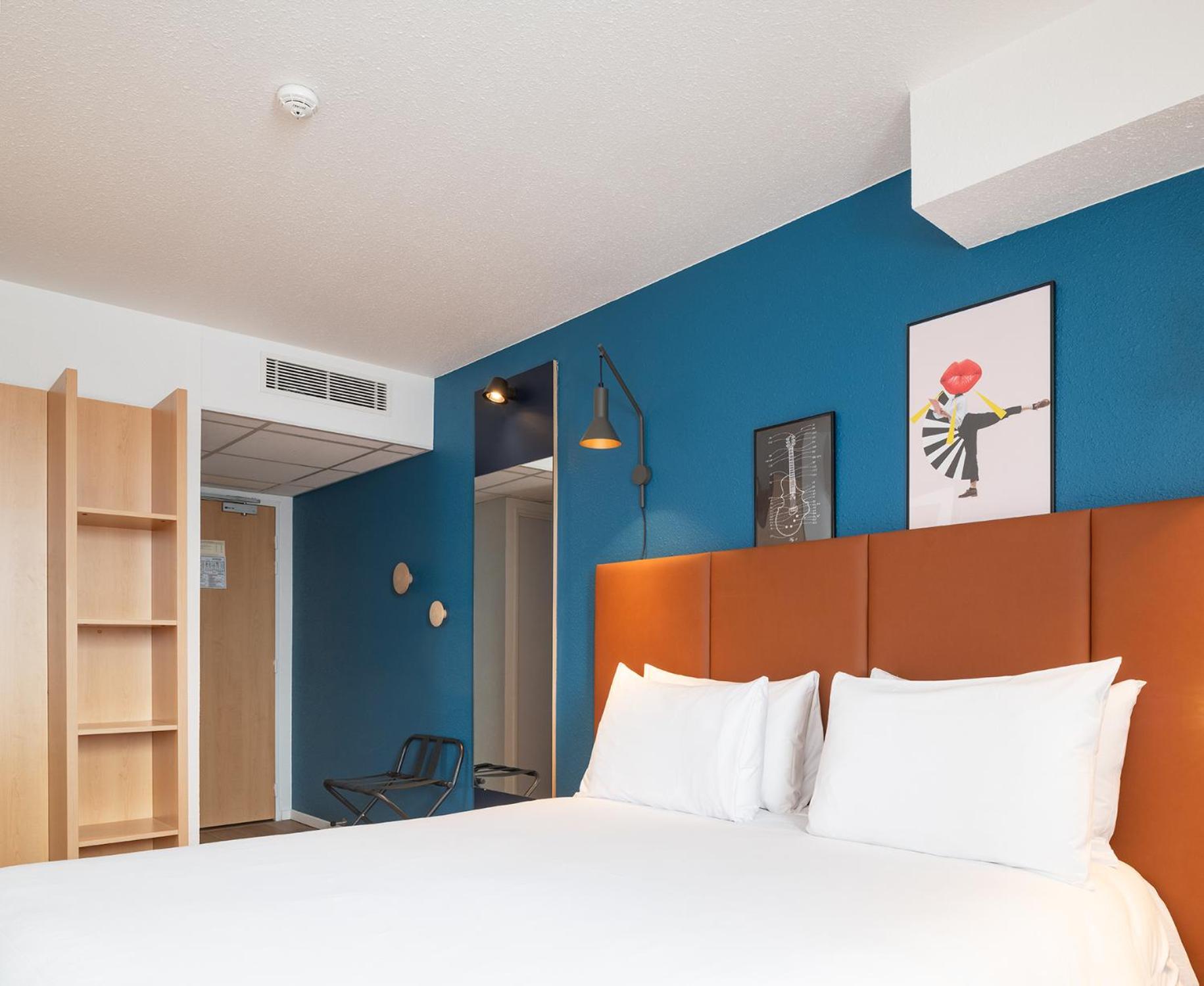 Room with One Double and Two Twin Beds - Photo 10