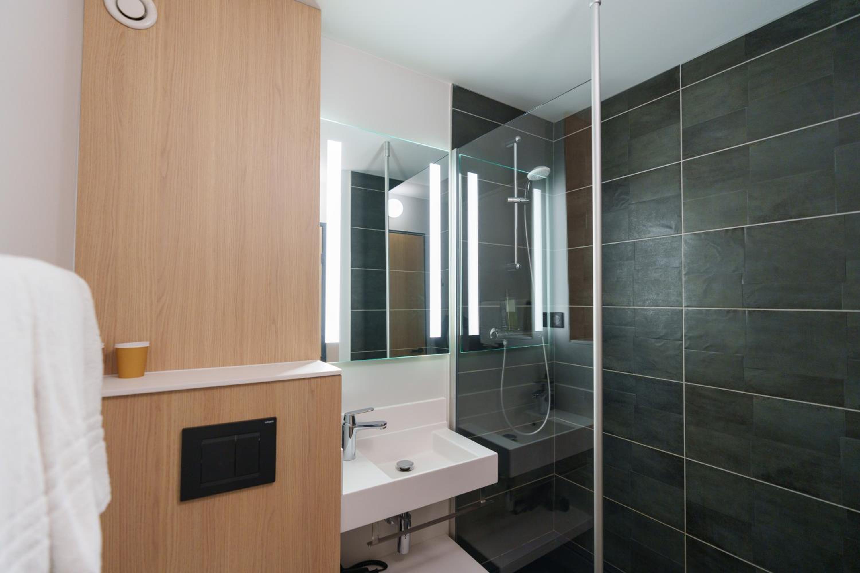 Triple Room with One Double Bed and One Single Bed - Photo 4