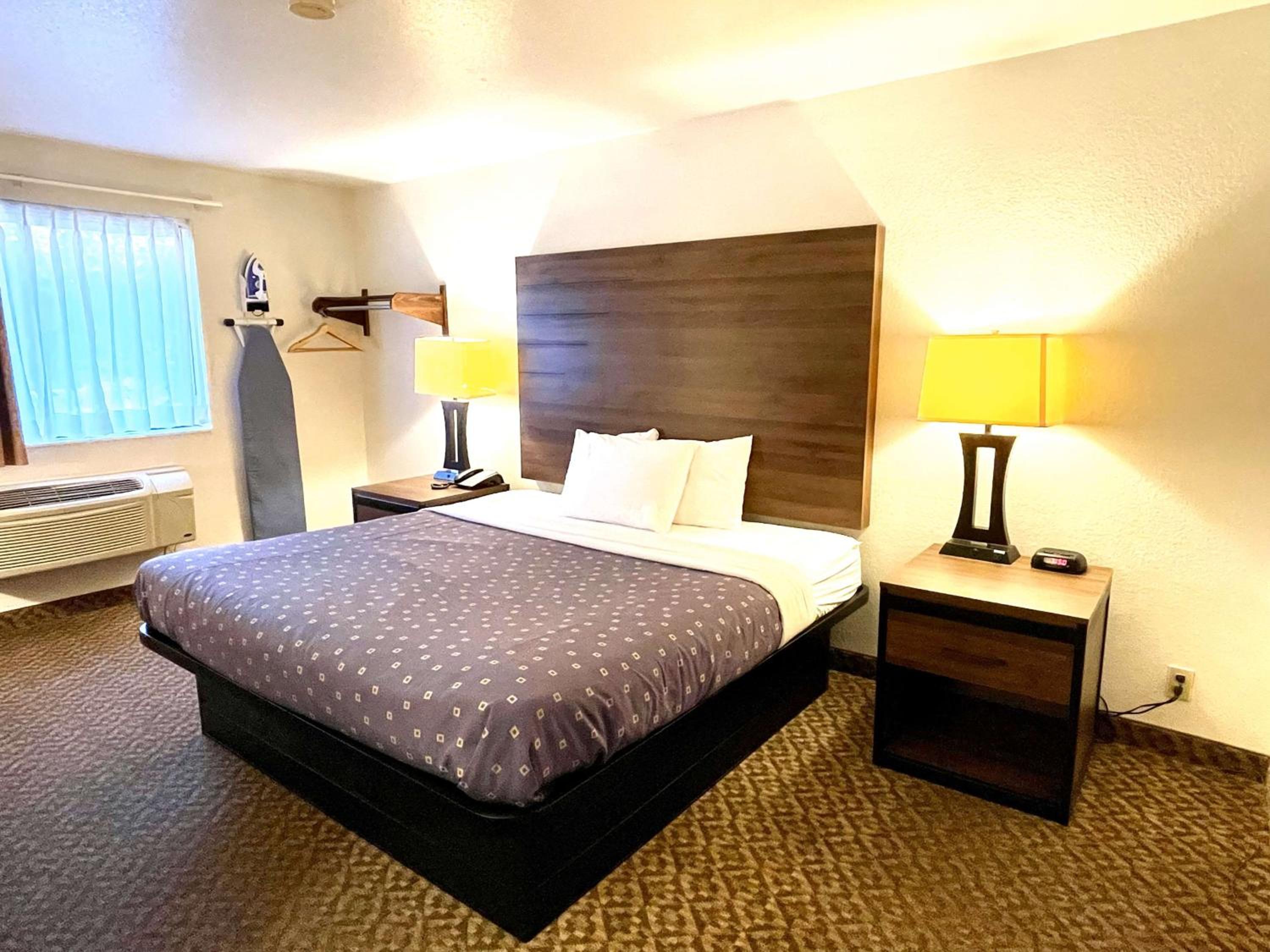 King Room - Non-Smoking - Photo 2