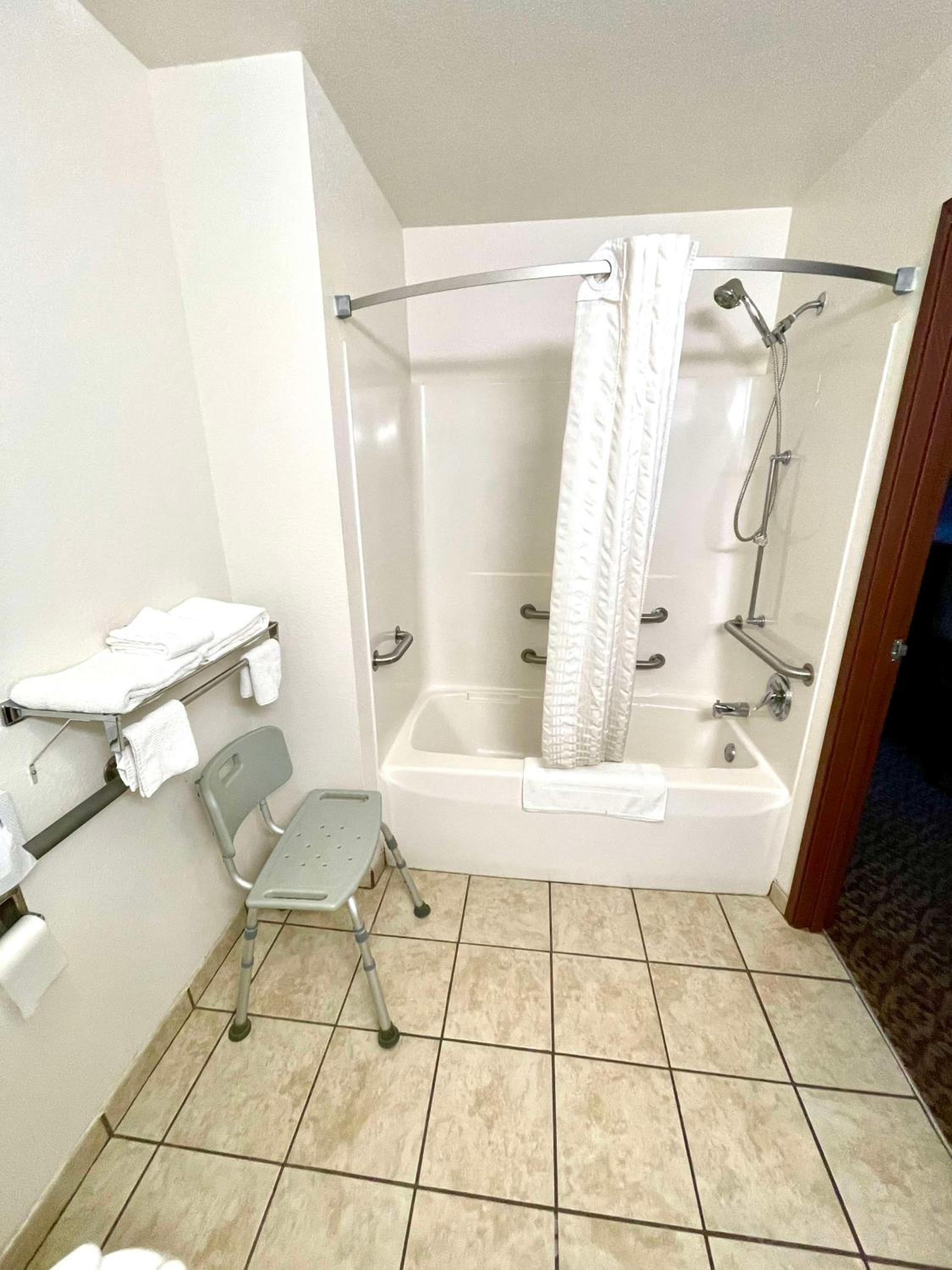 Queen Room with Bath Tub - Disability Access - Photo 3