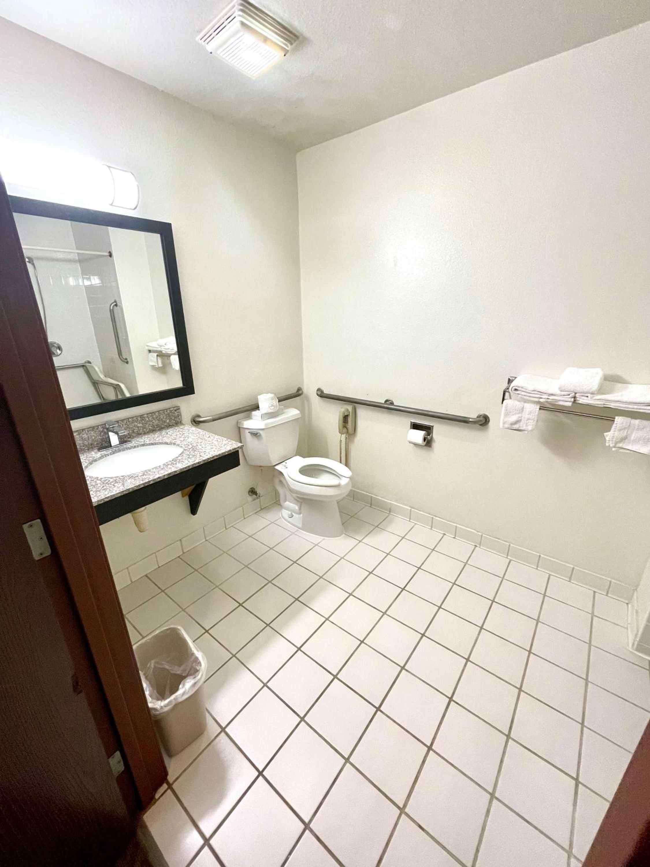 Queen Room with Bath Tub - Disability Access - Photo 4
