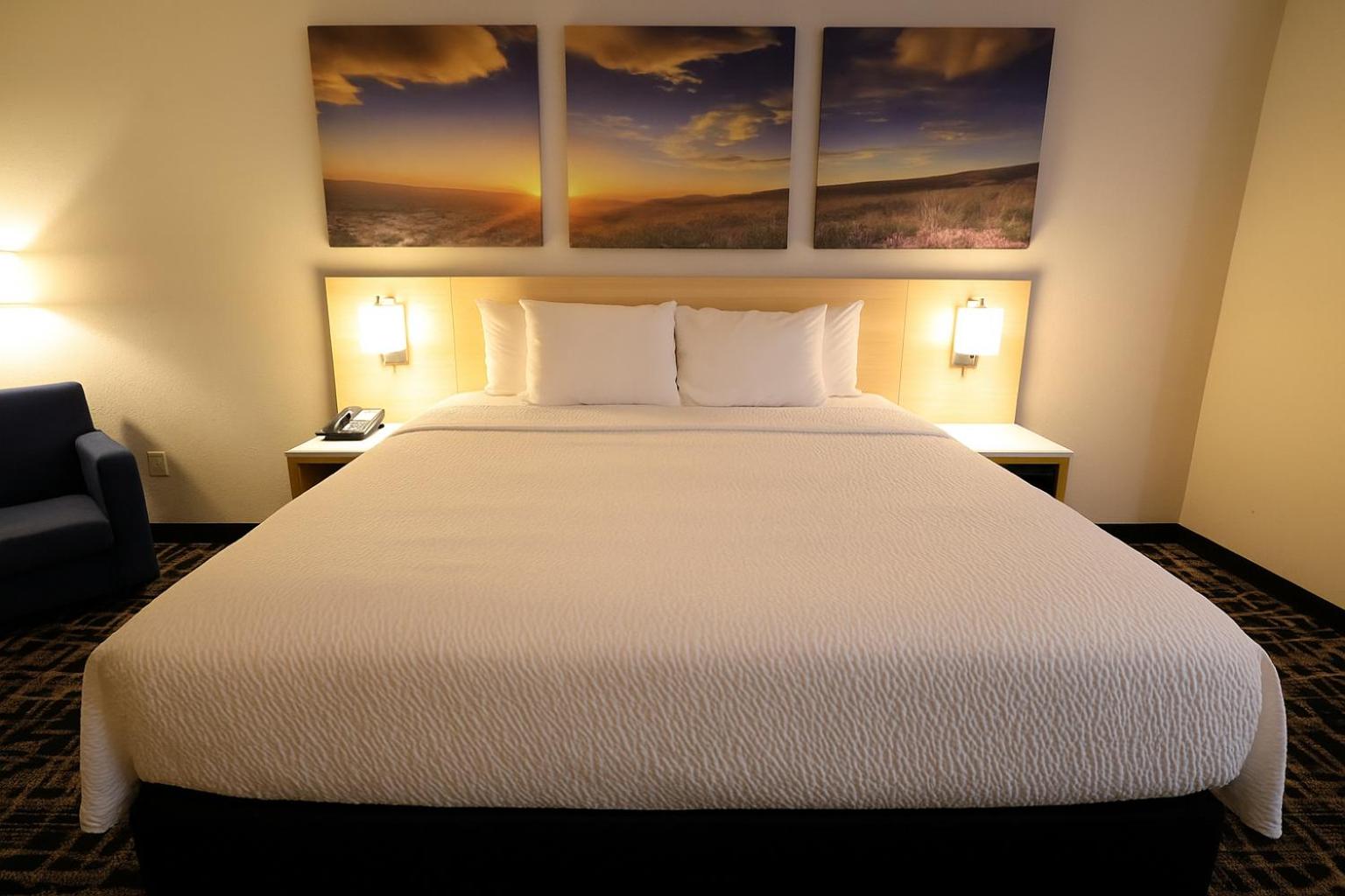King Room - Non-Smoking - Photo 2