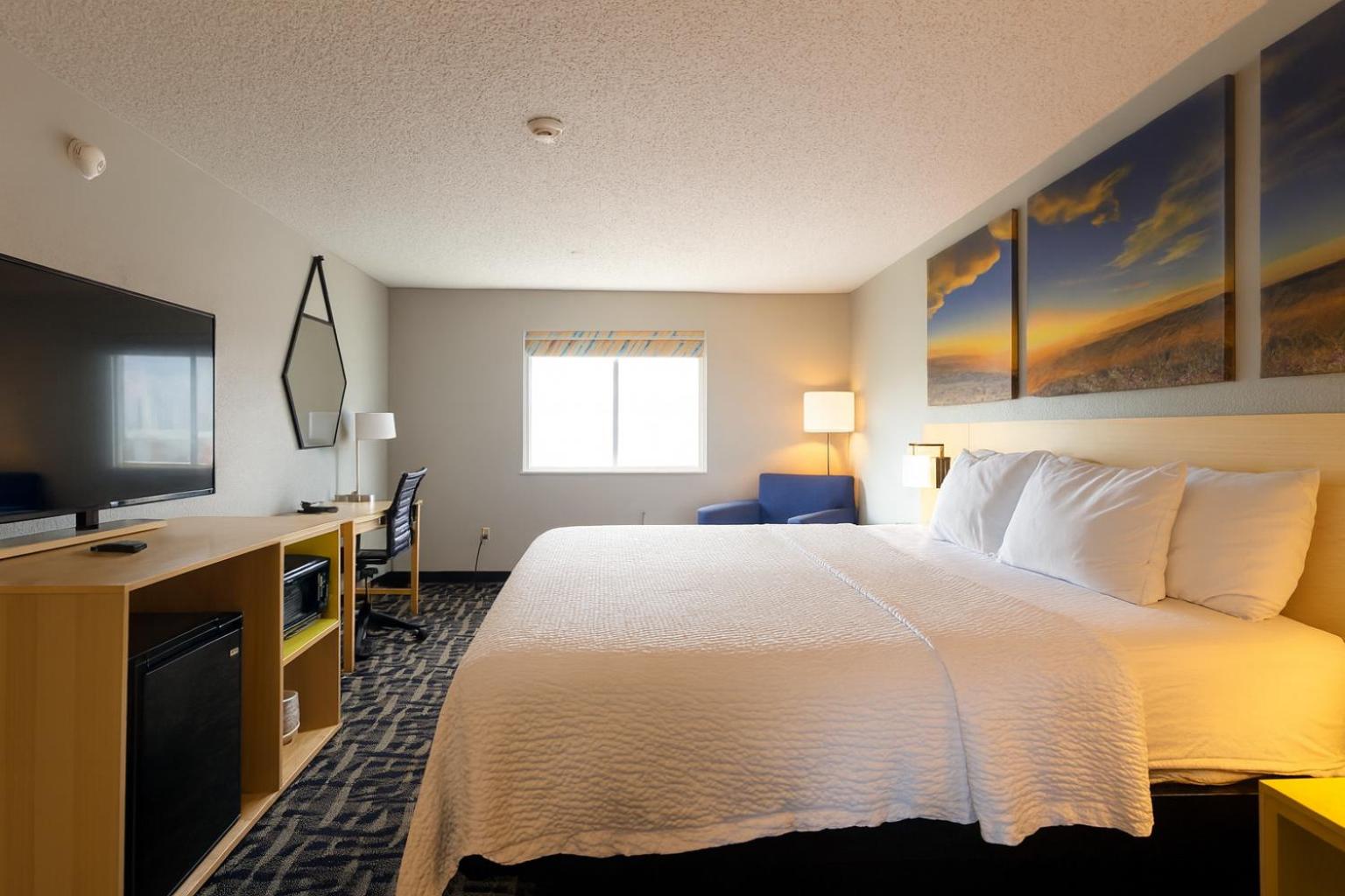 King Room - Non-Smoking - Photo 4