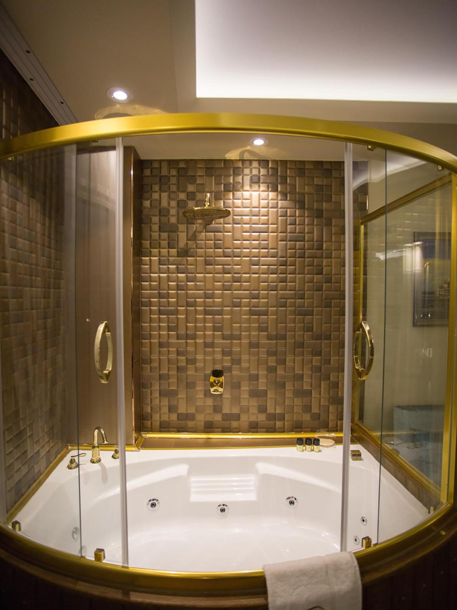 Deluxe Suite with Jacuzzi photo 3