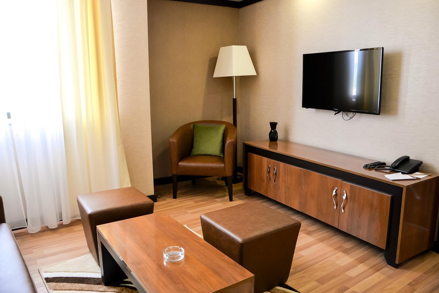 Executive Suite - Photo 8