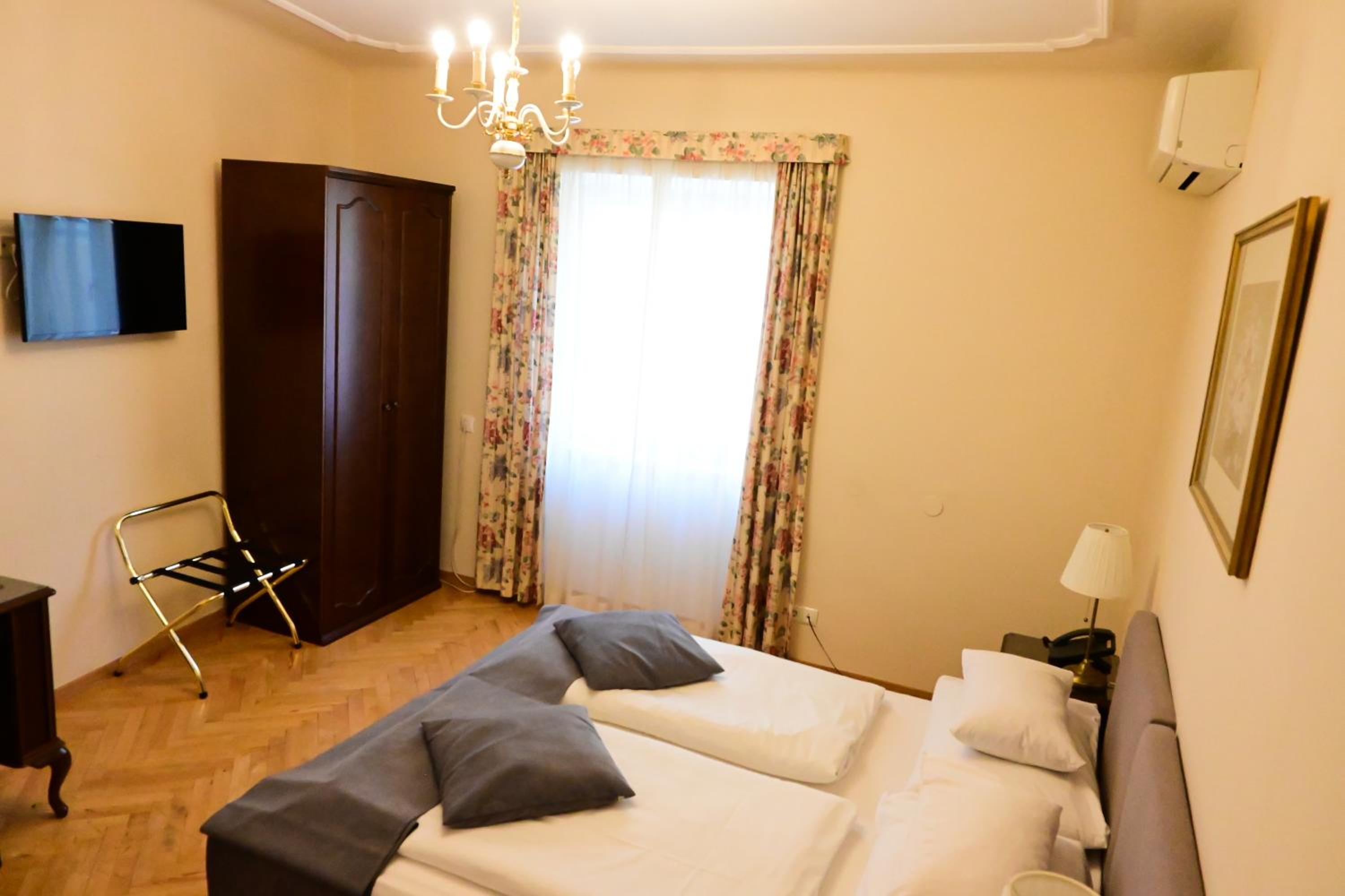 Economy Double Room photo 2