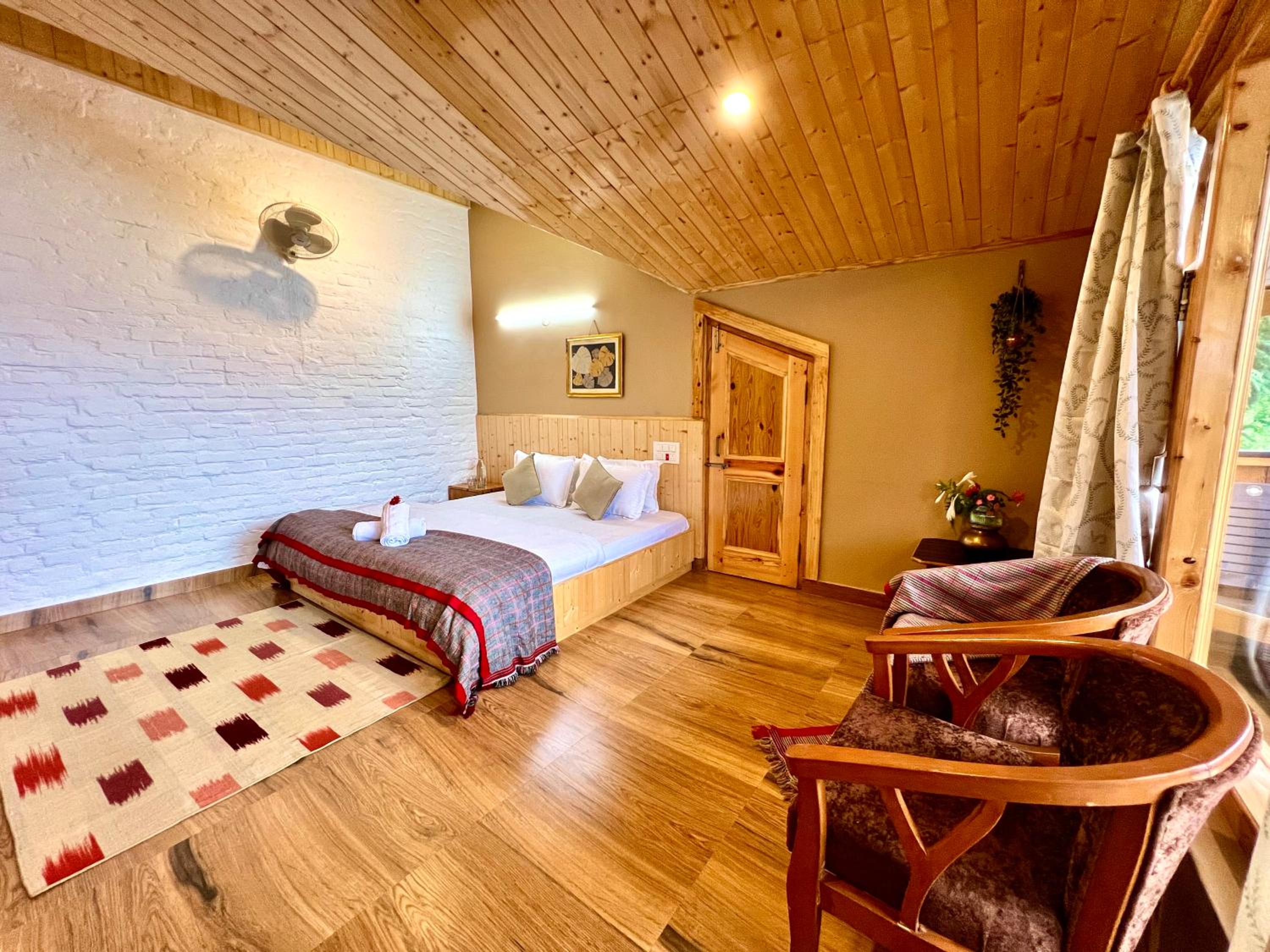 Deluxe Room (2 Adults + 1 Child) photo 1