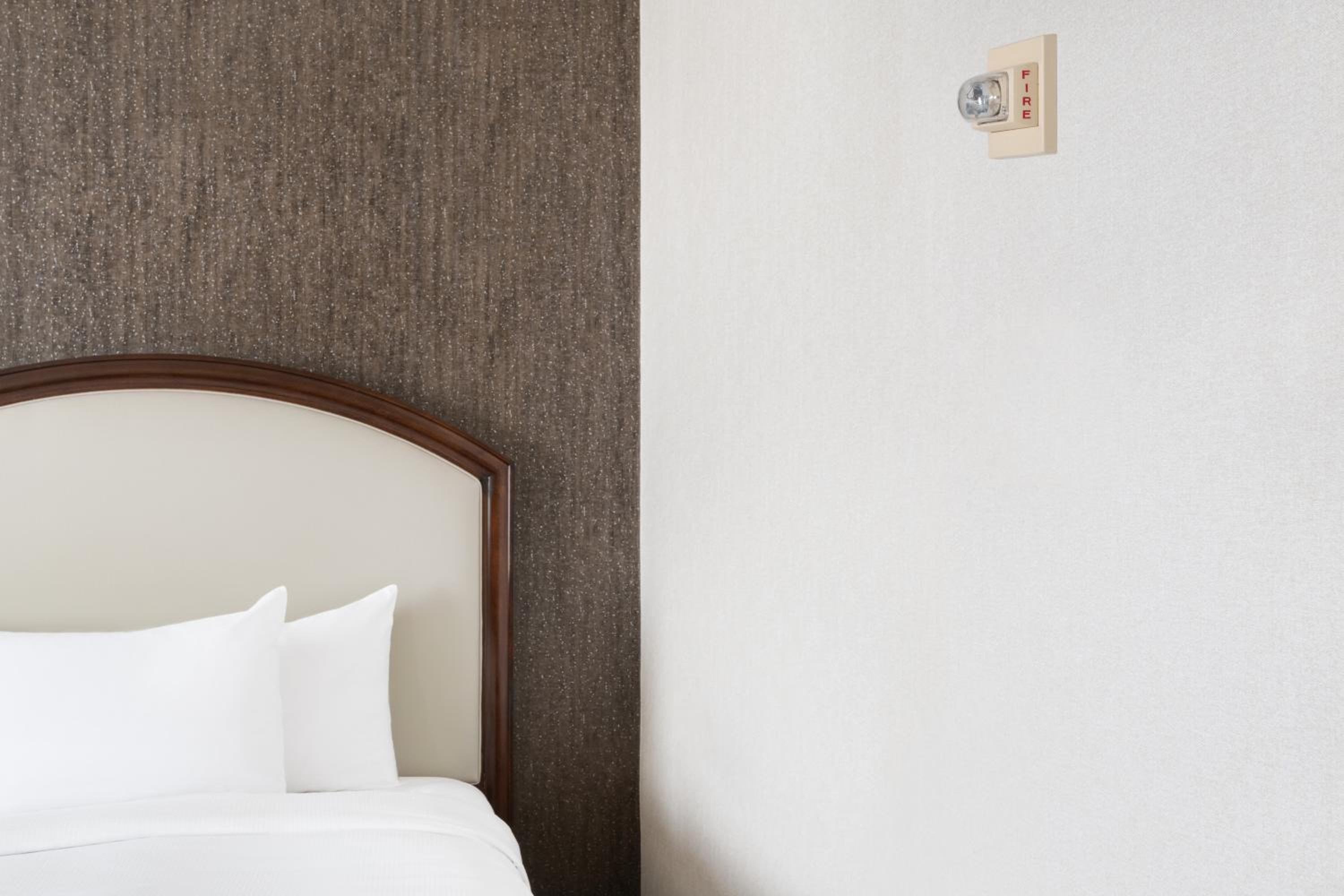 Double Room with Two Double Beds and City View - Hearing Accessible - Photo 4