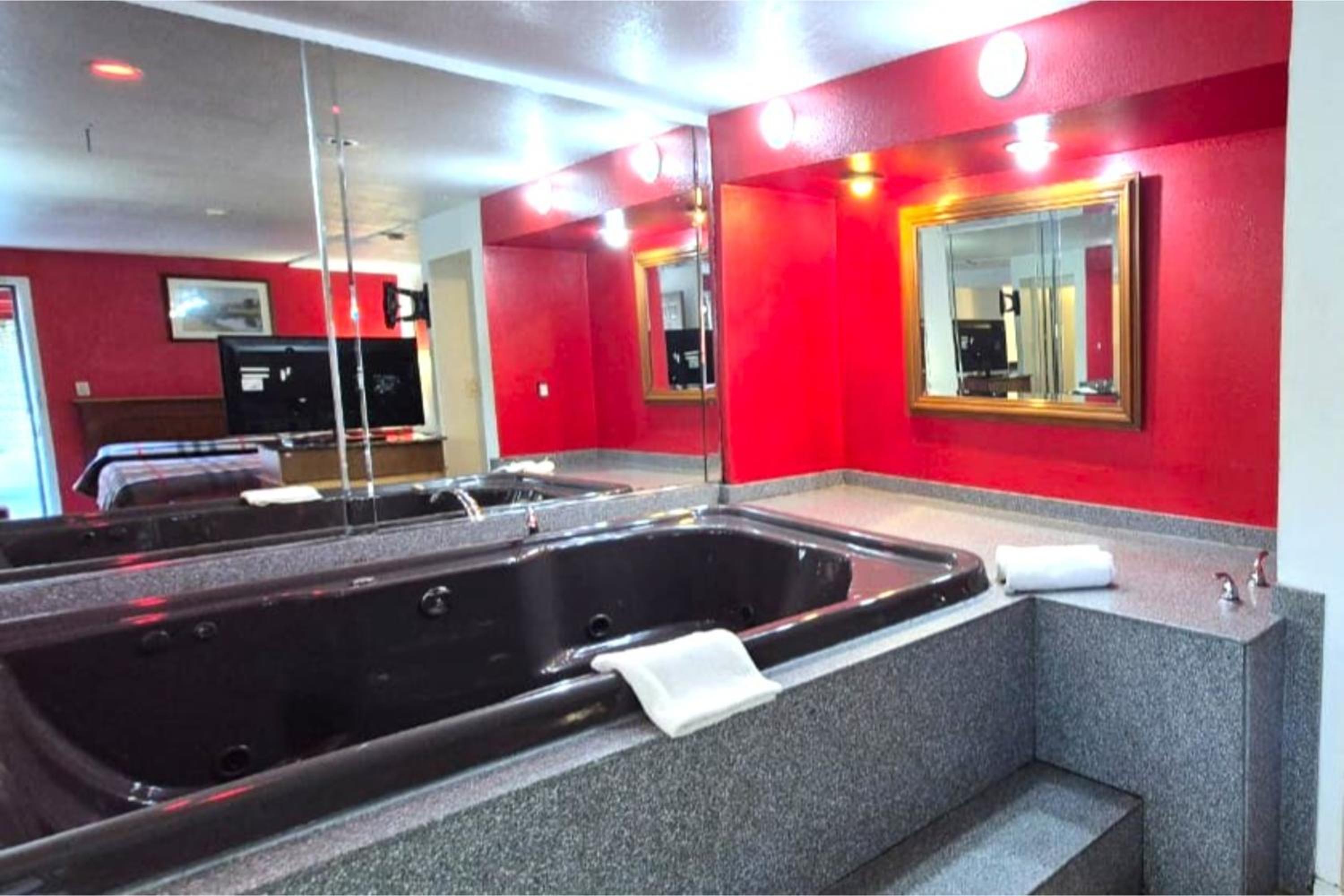 King Bed Smoking With Jetted Tub