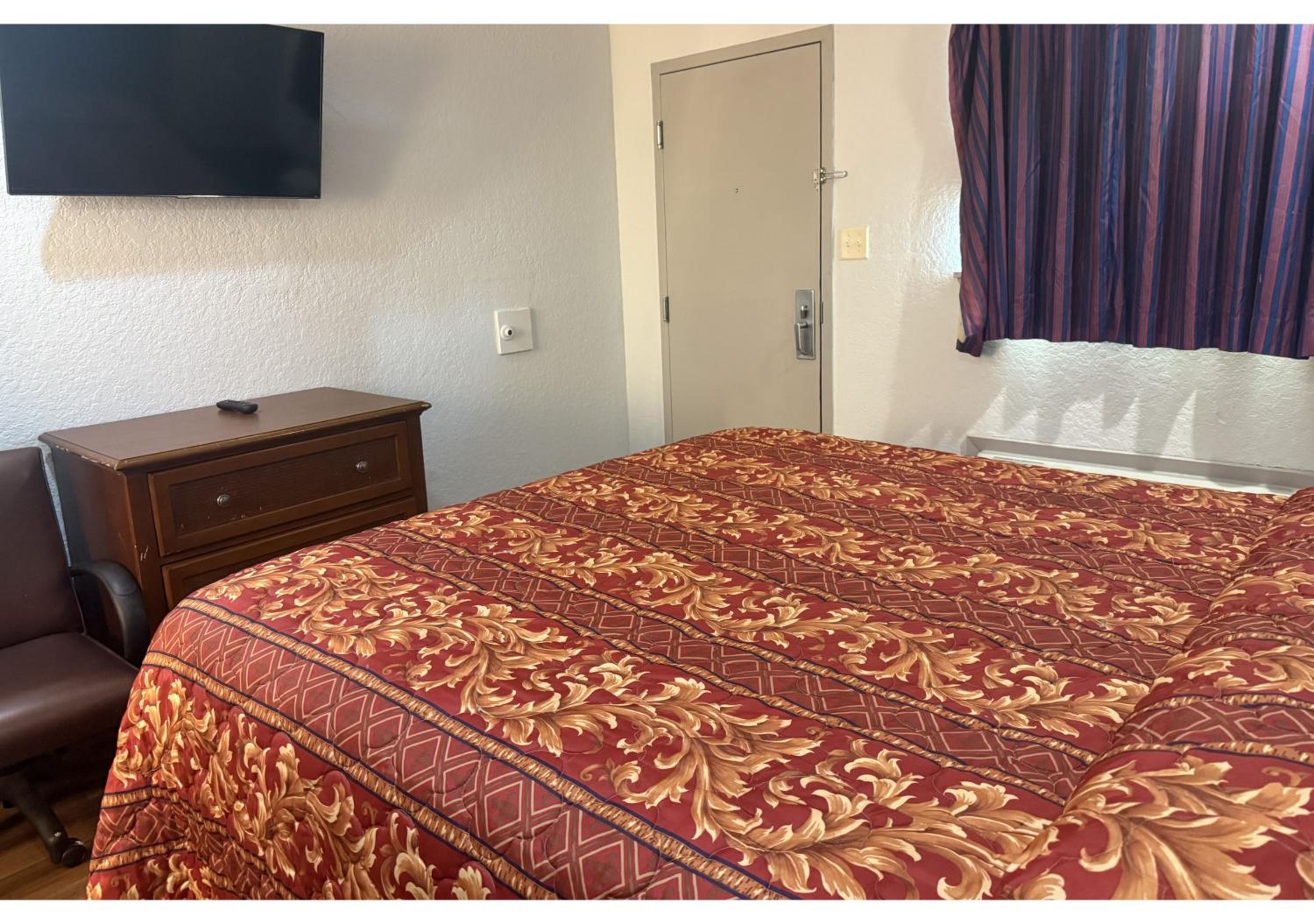 Queen Bed Accessible Non-Smoking