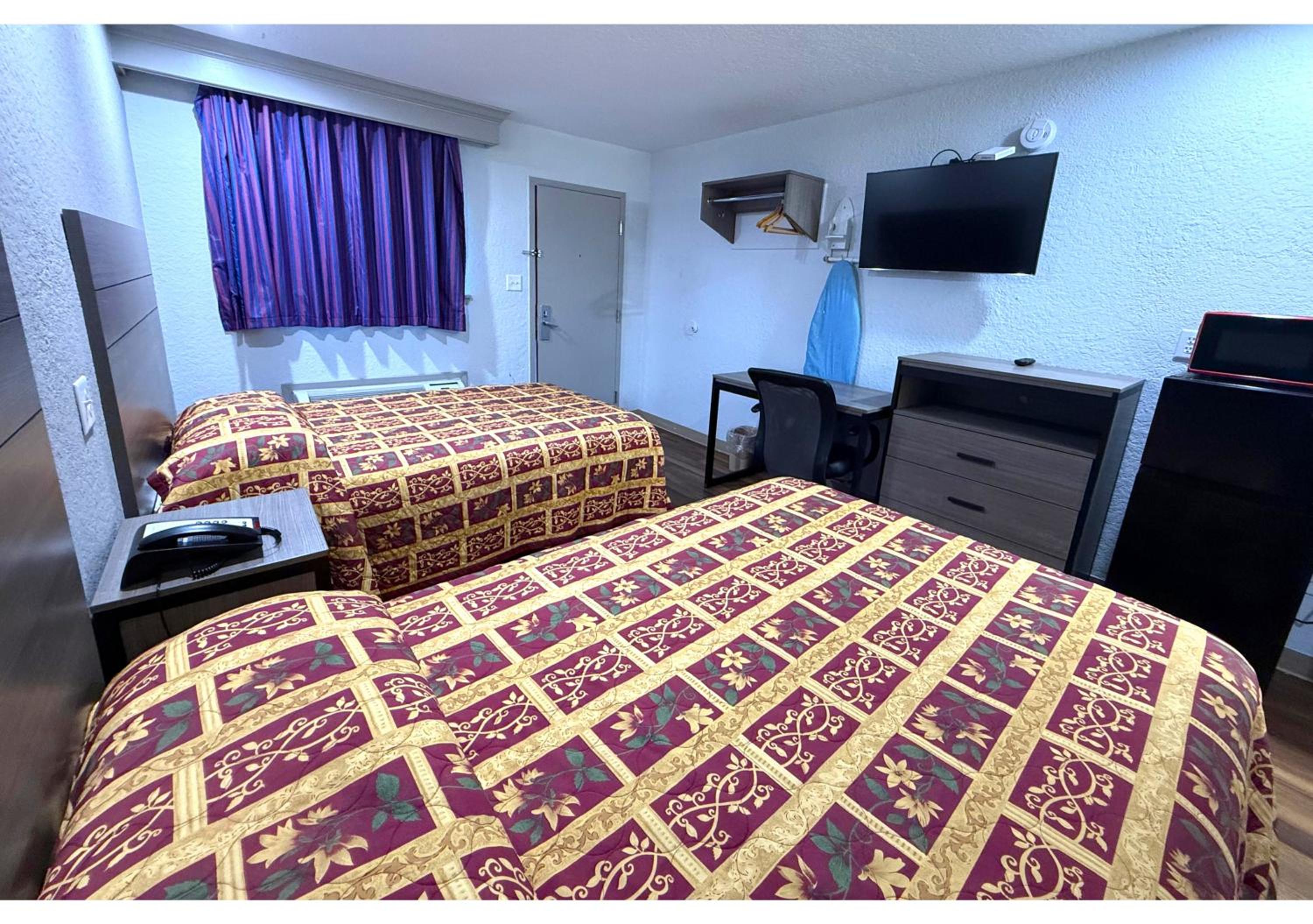 1 Full Bed and 1 Twin Bed Non-Smoking - Photo 2