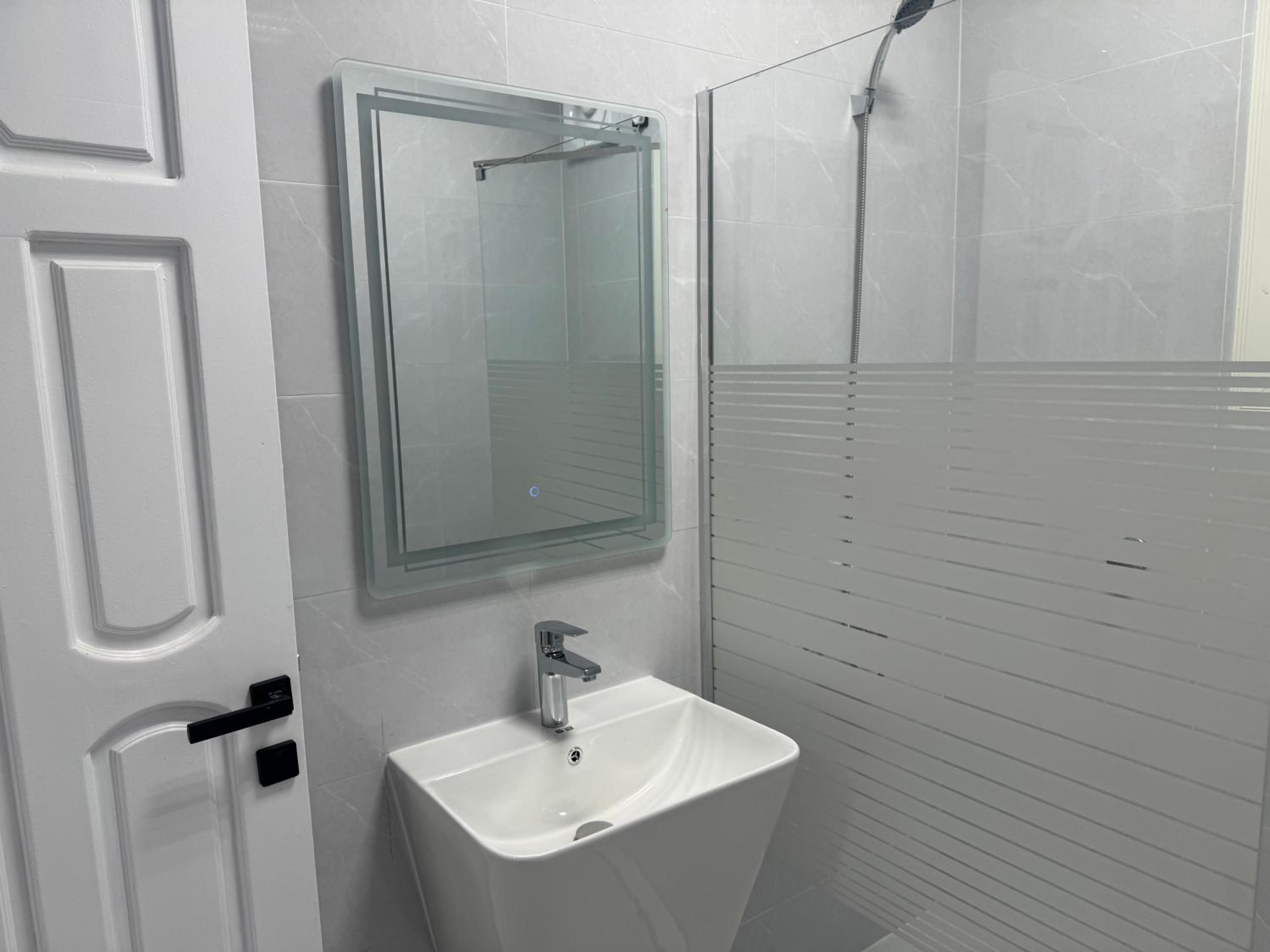 Five-Bedroom House photo 3