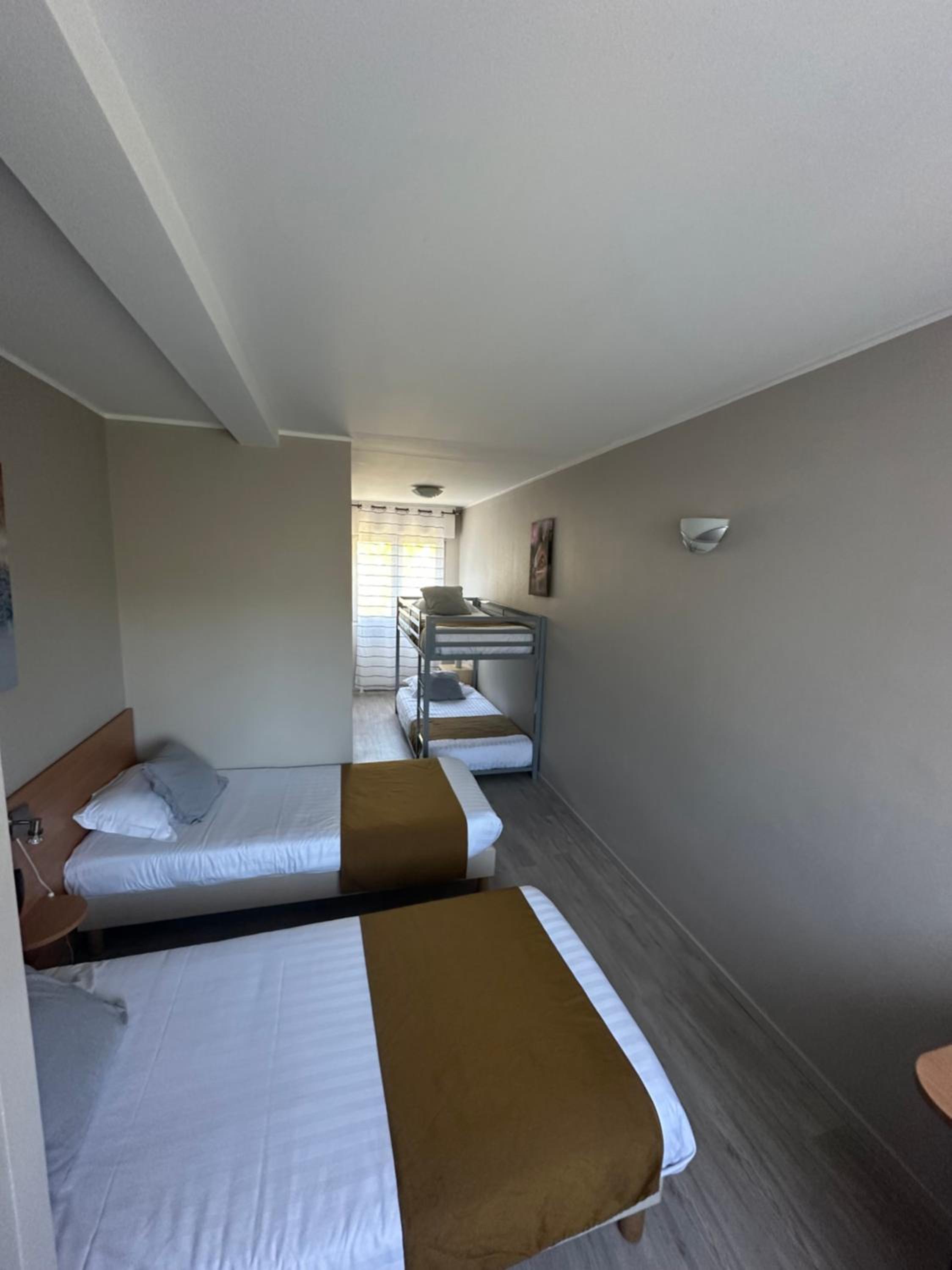 Standard Quadruple Room - Photo 4
