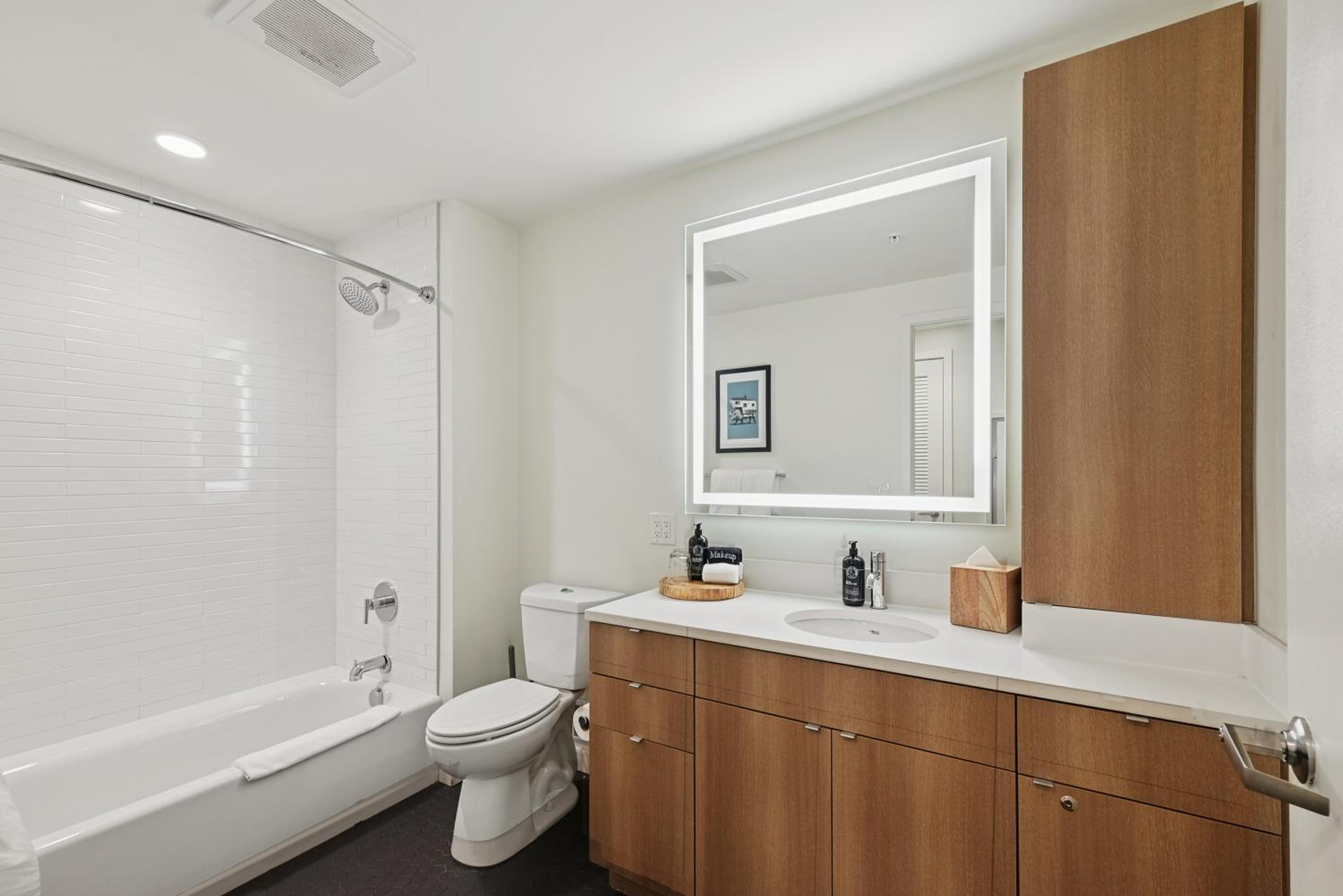One-Bedroom Apartment with Balcony - Photo 3