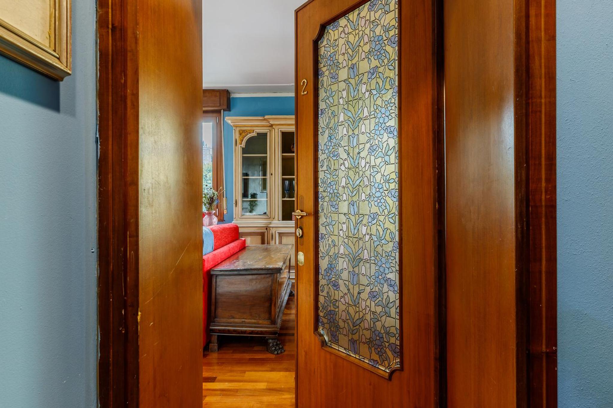 Five-Bedroom Deluxe Apartment