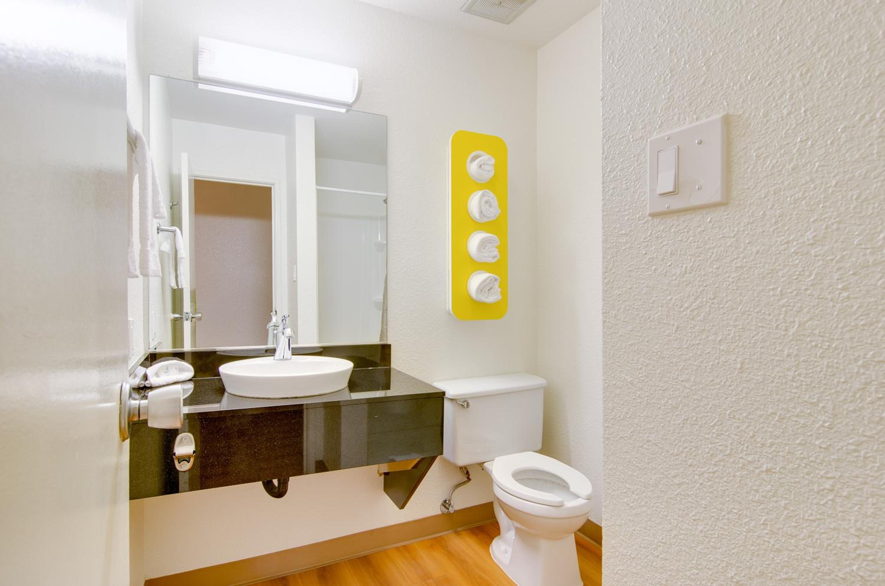 Queen Room with Two Queen Beds - Disability Access photo 3