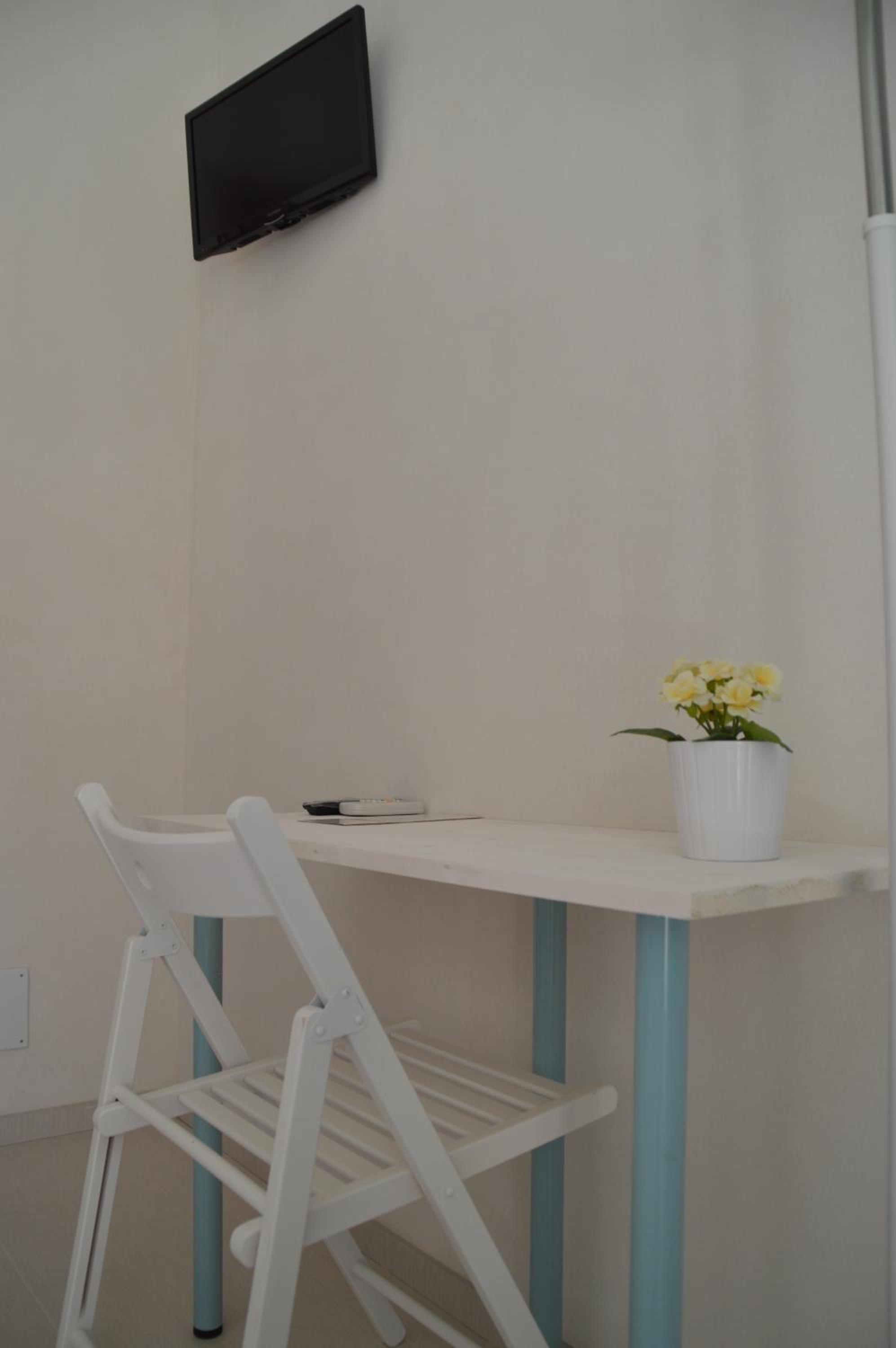 Quadruple Room with Balcony - Photo 12