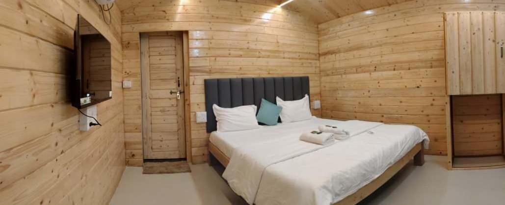 Deluxe Double Room (2 Adults + 1 Child) photo 1