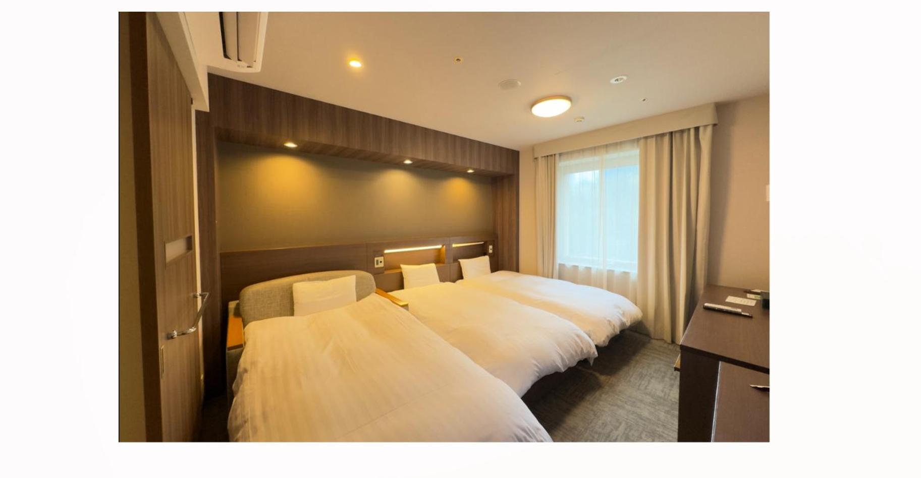 Corner Twin Room with Lounge Access - Non-Smoking