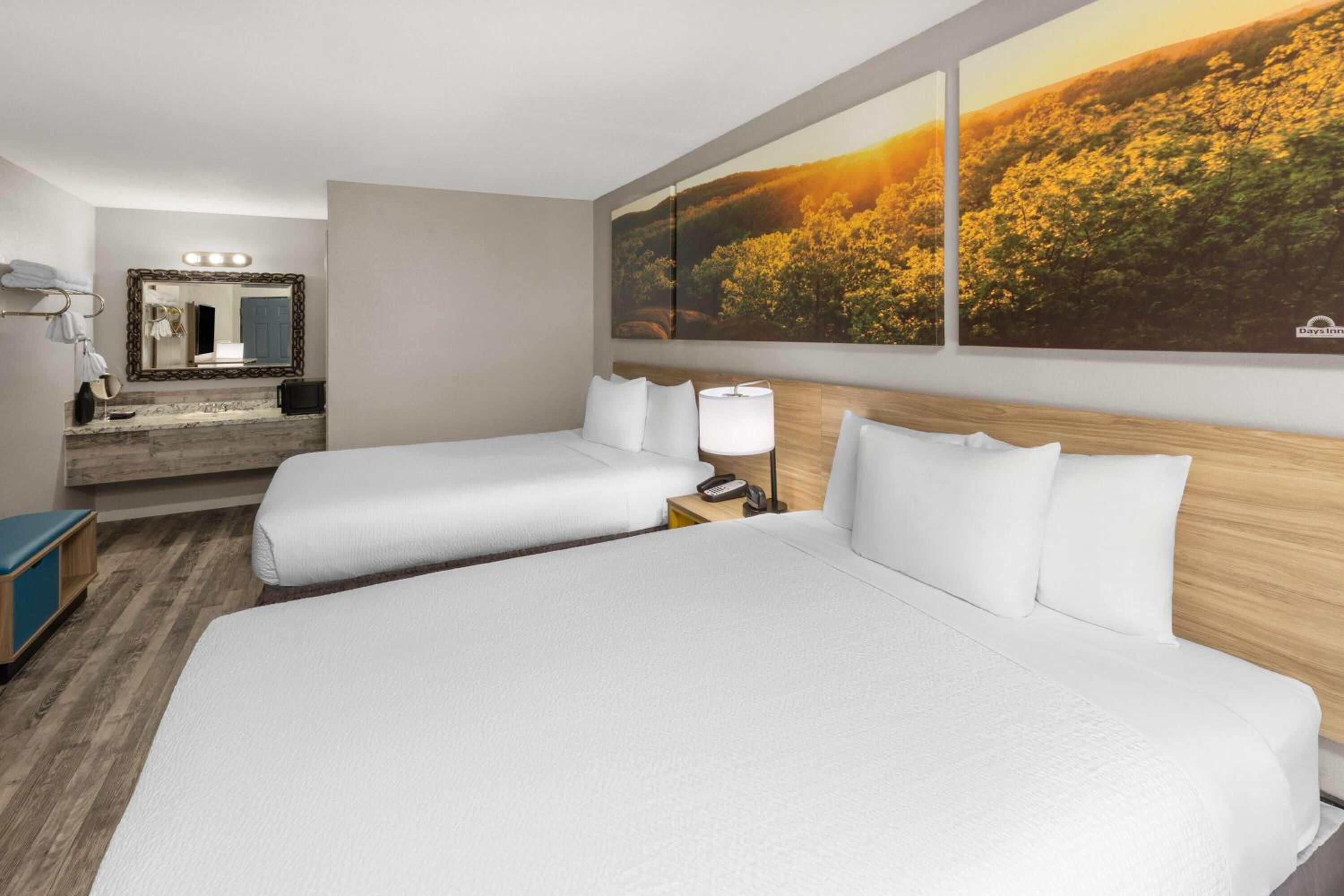 Queen Room with Two Queen Beds - Non-Smoking - Photo 1