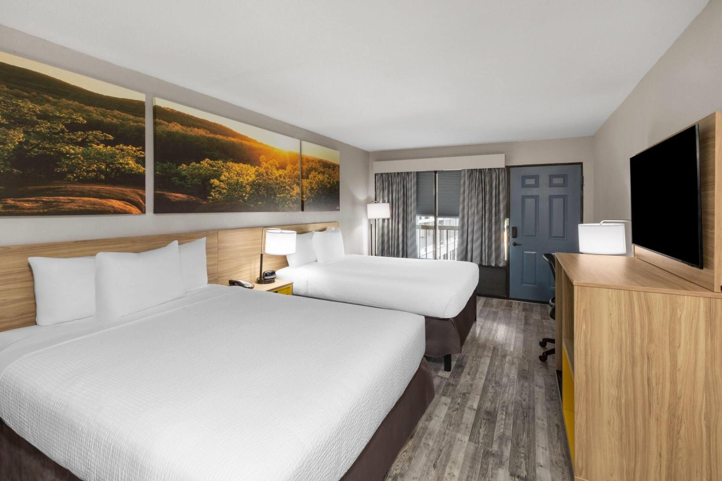 Queen Room with Two Queen Beds - Non-Smoking - Photo 2