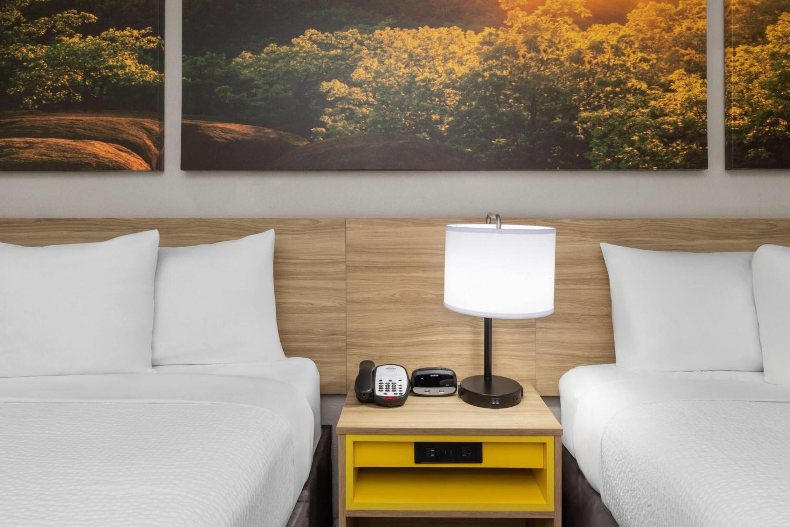 Queen Room with Two Queen Beds - Non-Smoking - Photo 3