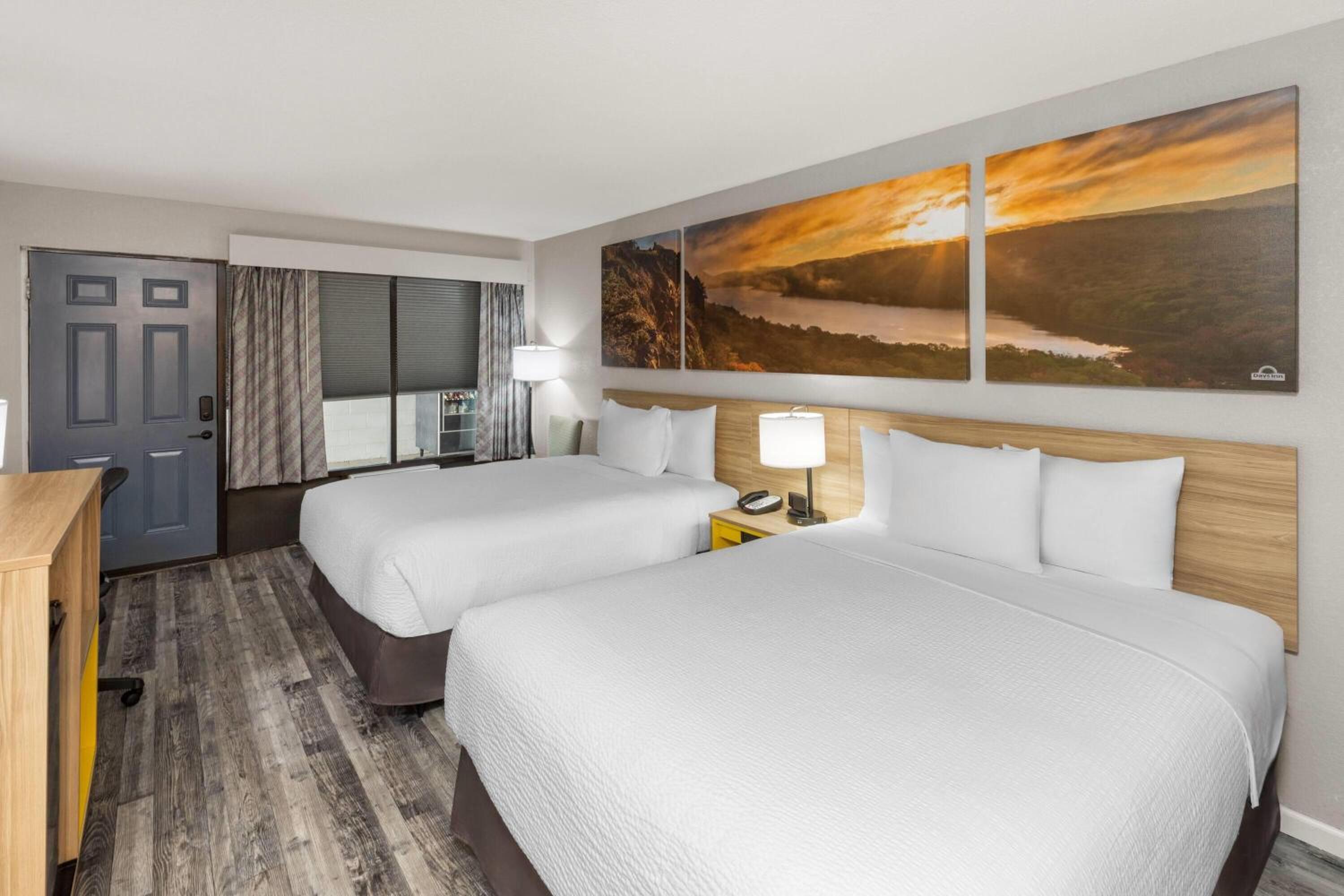 Queen Room with Two Queen Beds - Pet Friendly/Non-Smoking - Photo 2