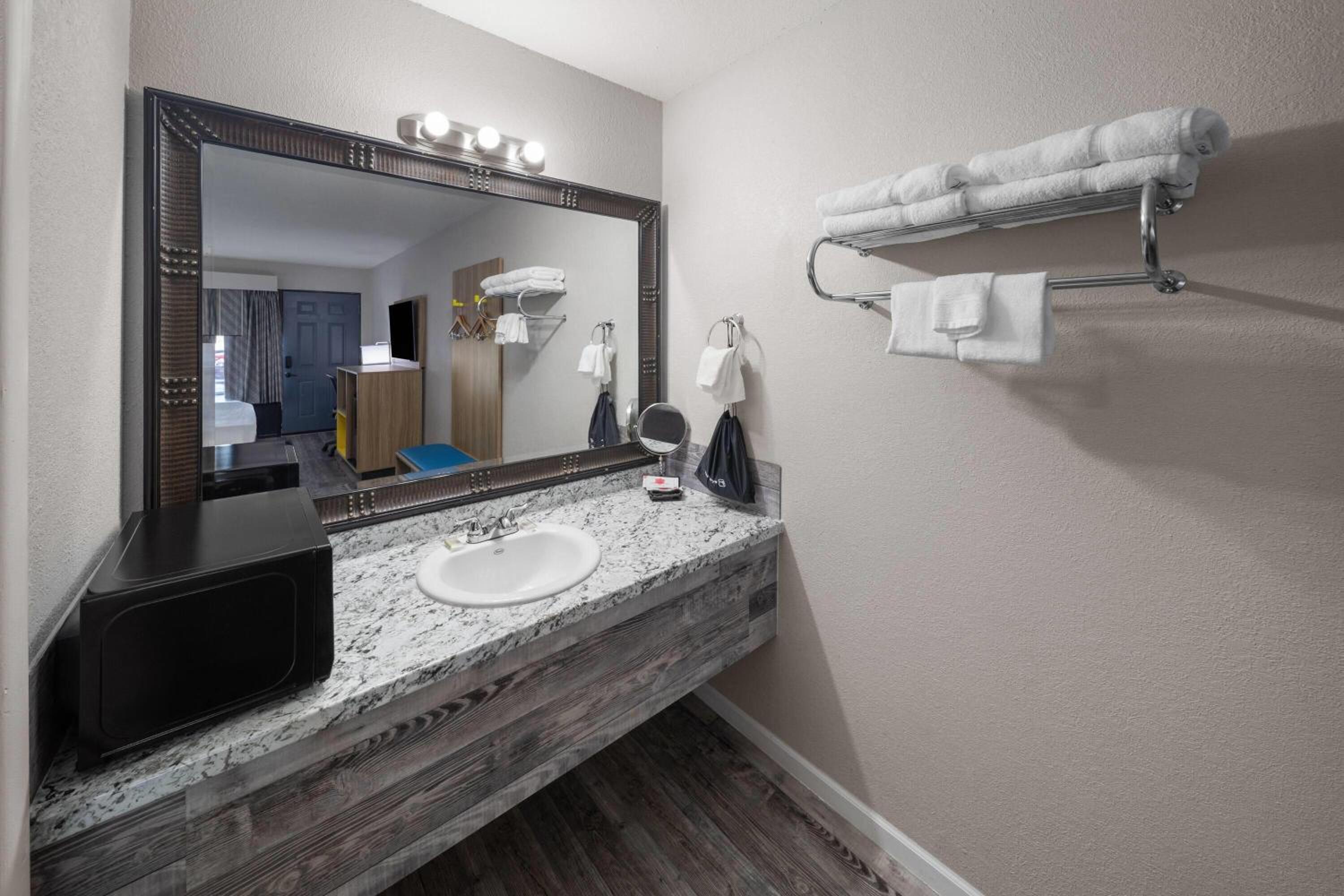Queen Room - Non-Smoking - Photo 4