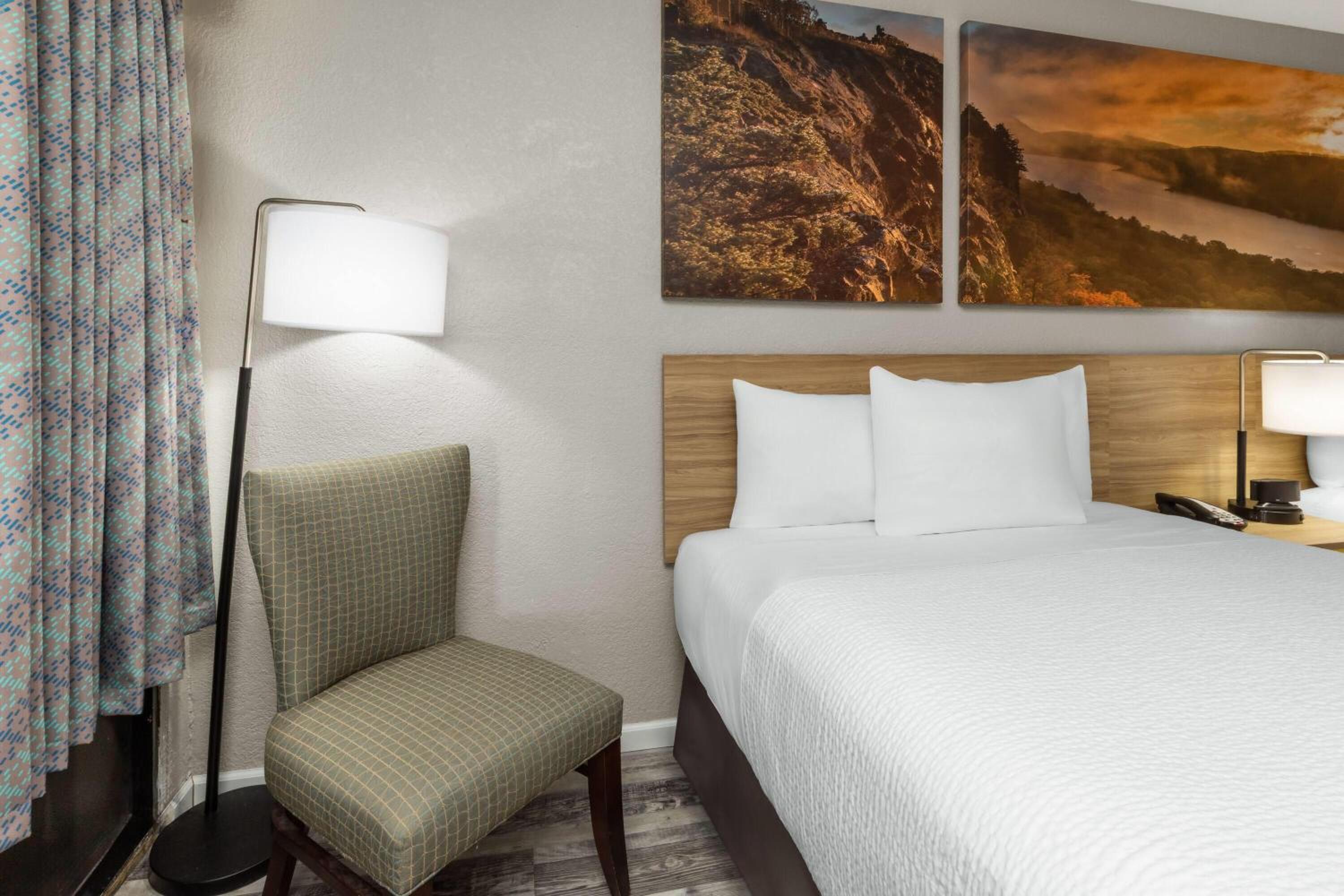 Queen Room with Two Queen Beds - Pet Friendly/Non-Smoking - Photo 3