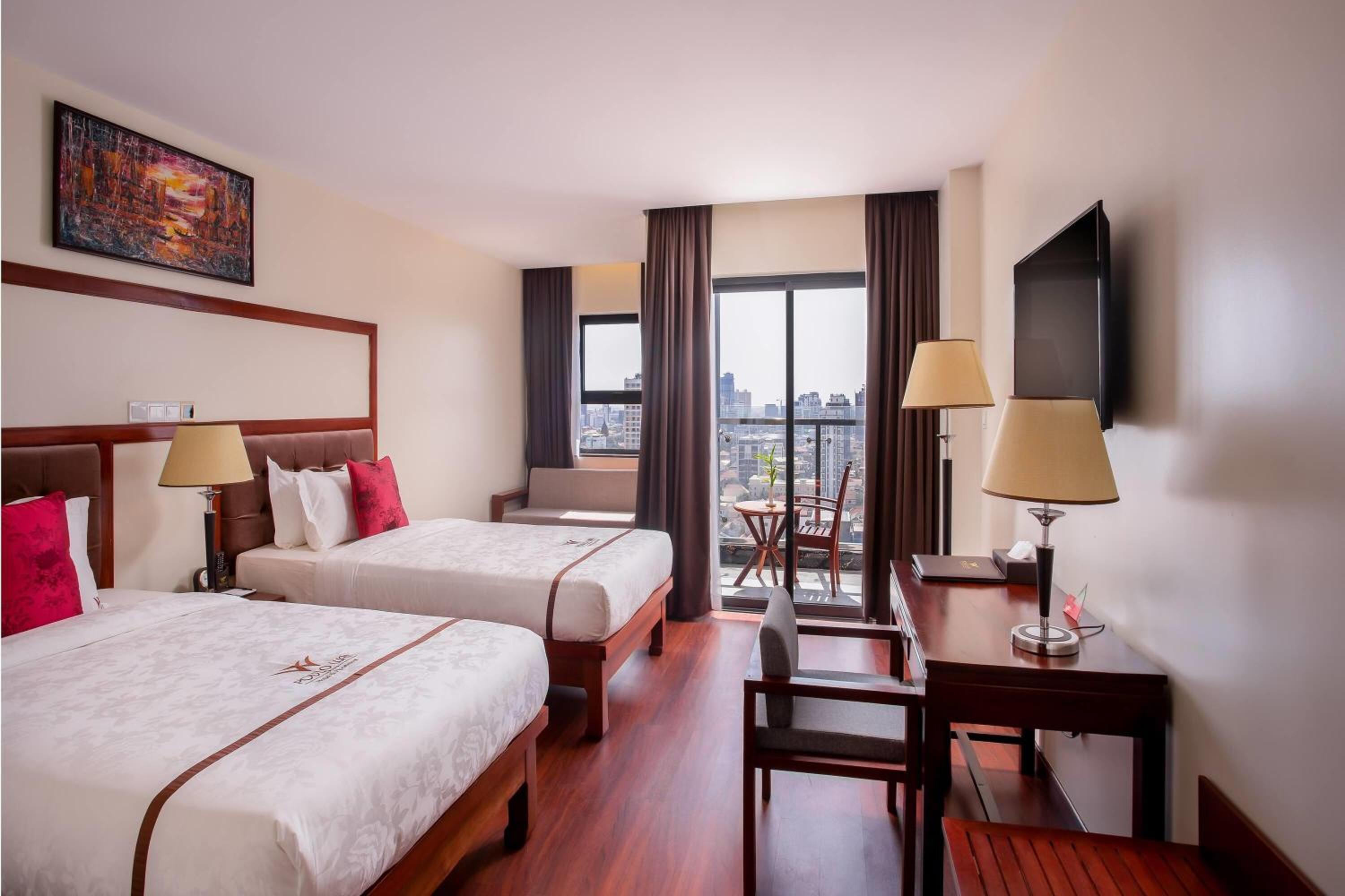 Landmark Twin Room with Balcony - Photo 1