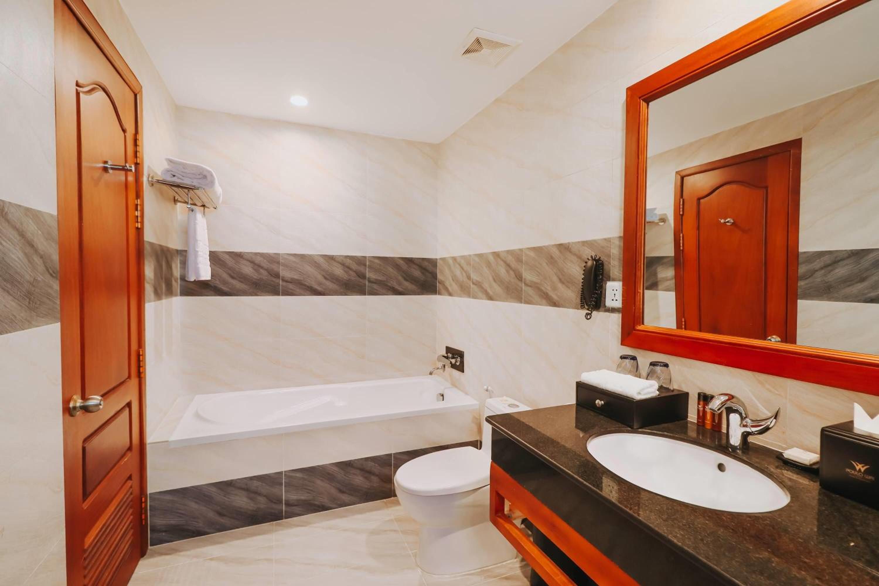 Deluxe King Room - Photo 4