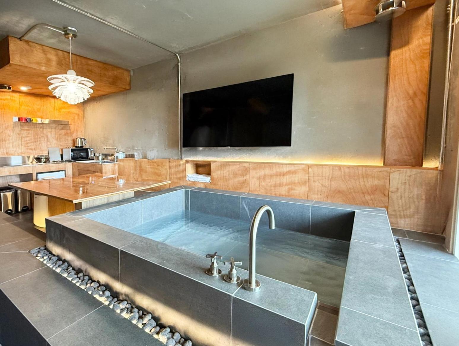 [Free breakfast for 2 people] - Jacuzzi Suite 30PY (No Cooking)